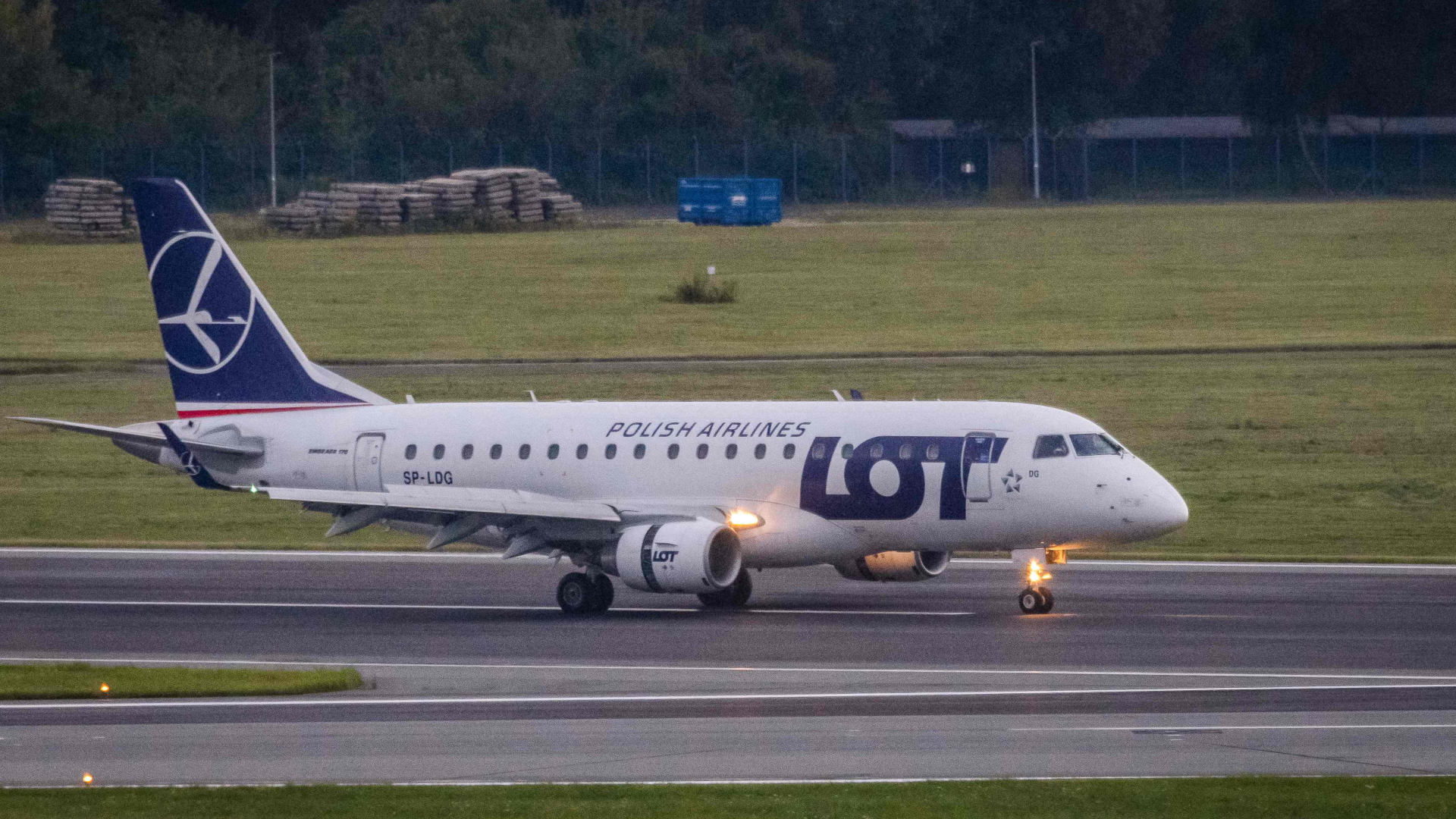 In Warschau landet Anfang August 2021 eine Maschine der Fluggesellschaft LOT, an Bord die belarusische Sprinterin Timanowskaja. | AFP