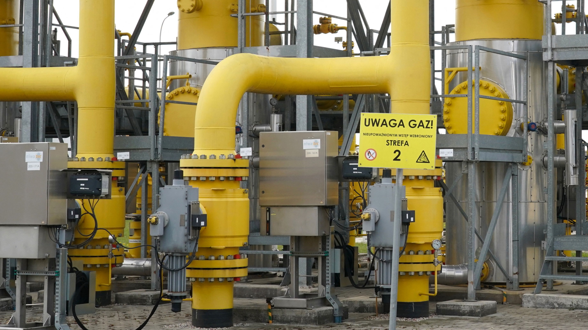 Ein Schild mit der Aufschrift "Uwaga Gaz" an einem Gasübergabepunkt | AFP