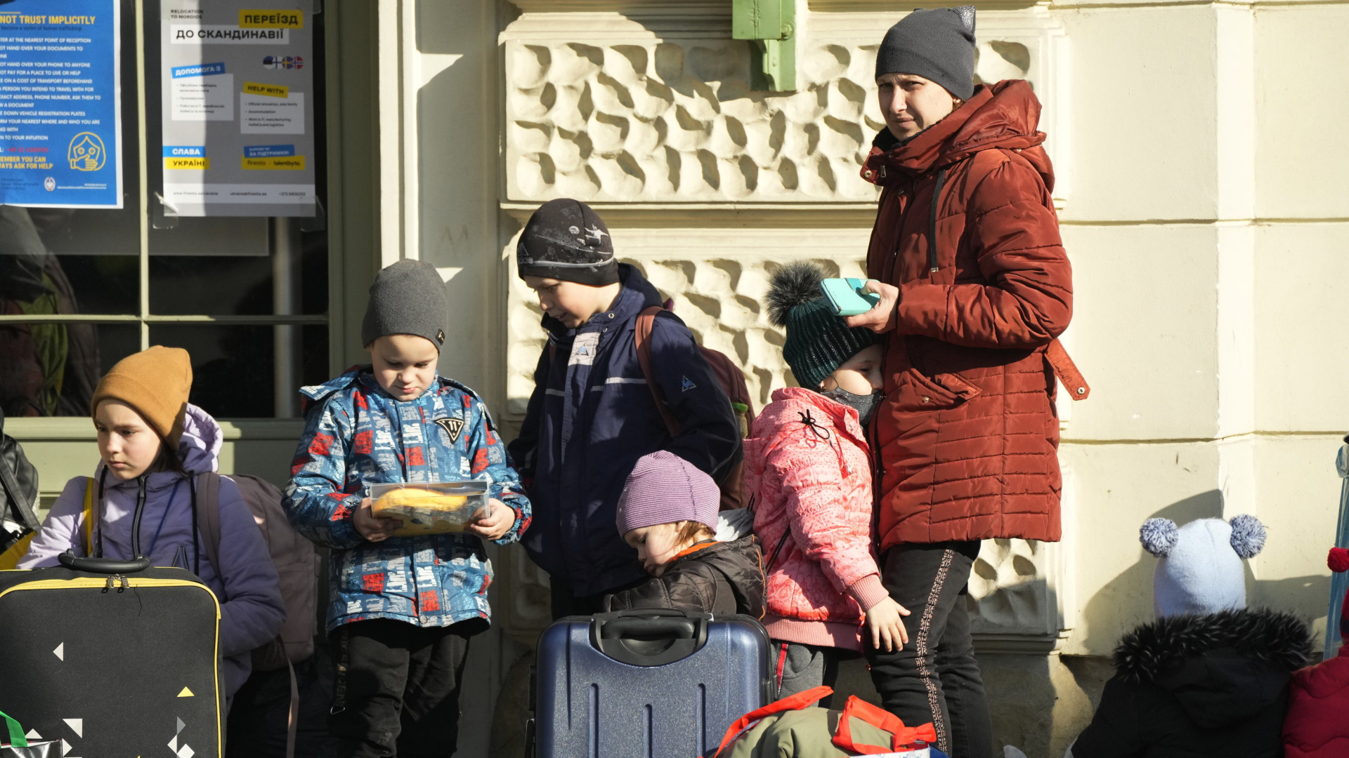 Geflüchtete Frau mit Kindern auf einer Bahnstation in Przemysl. | AP