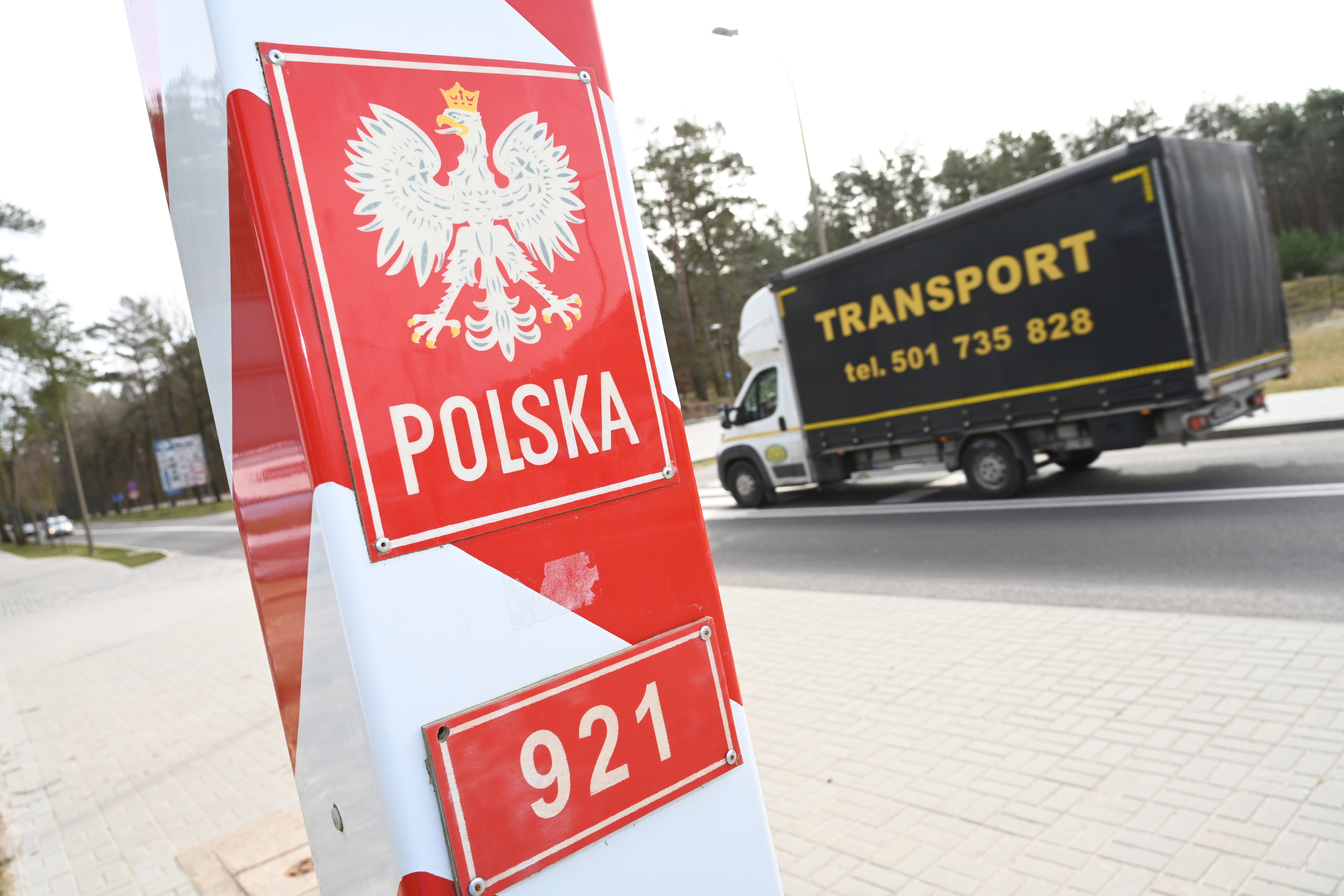 Lastwagen fährt an einem polnischen Grenzstein vorbei | picture alliance/dpa/dpa-Zentralbild
