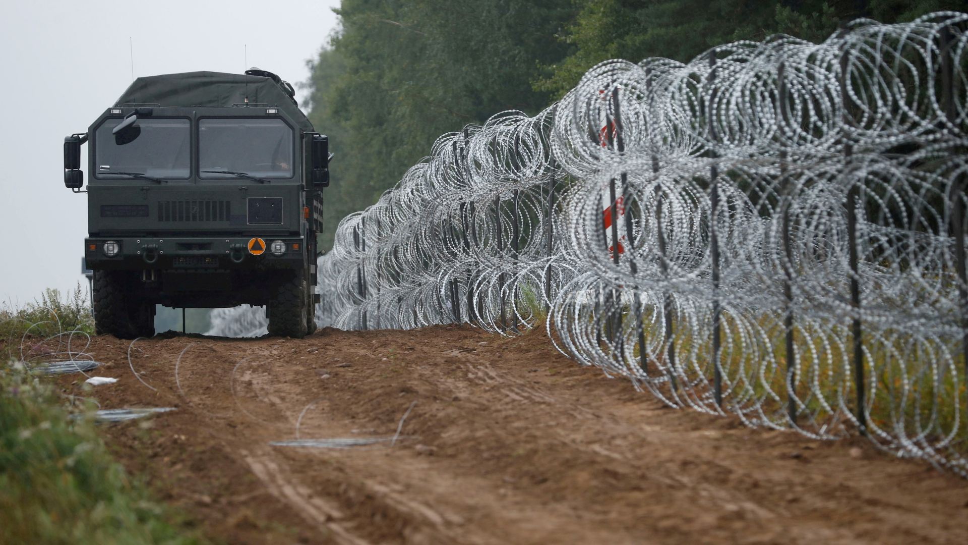 Ein polnisches Militärfahrzeug patrouilliert an der Grenze zu Belarus im August