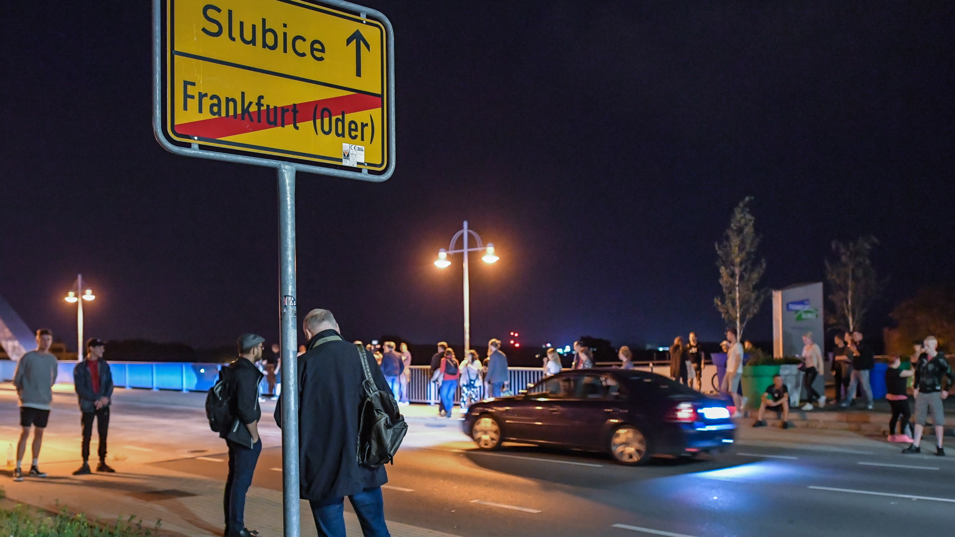 Menschen stehen um Mitternacht an der deutsch-polnischen Grenze | dpa