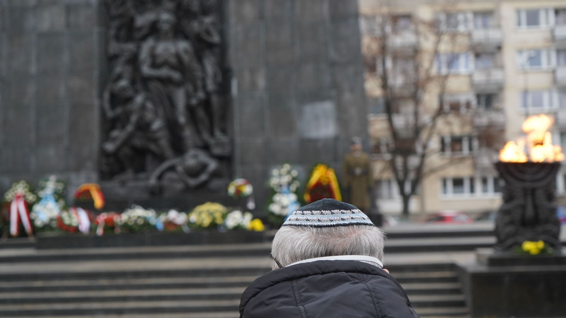Ein Mann mit Kippa vor dem Denkmal für die Helden des Warschauer Ghettos (Foto vom 27. Januar 2021). | AFP