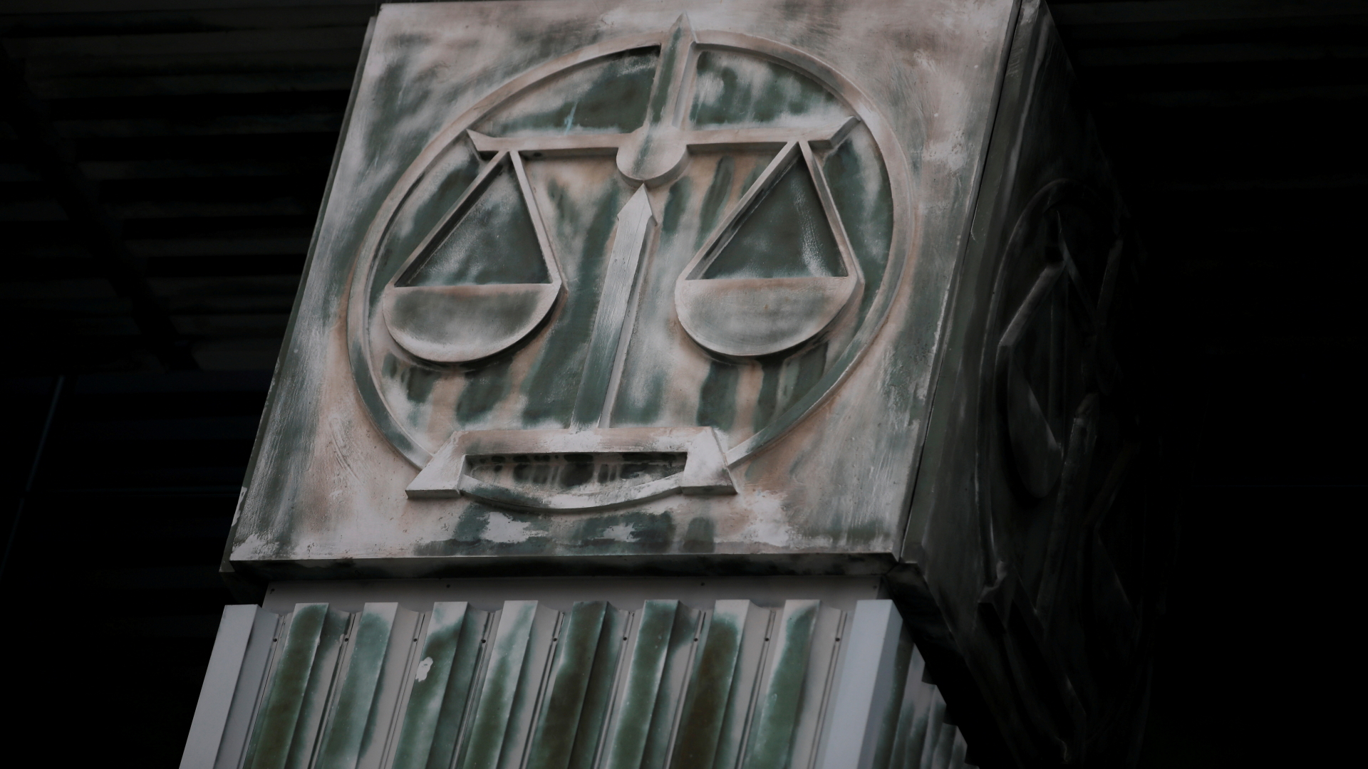 Das Bild einer Waage an einer Säule am Gebäude ses Obersten Gerichtshofs in Polen | REUTERS
