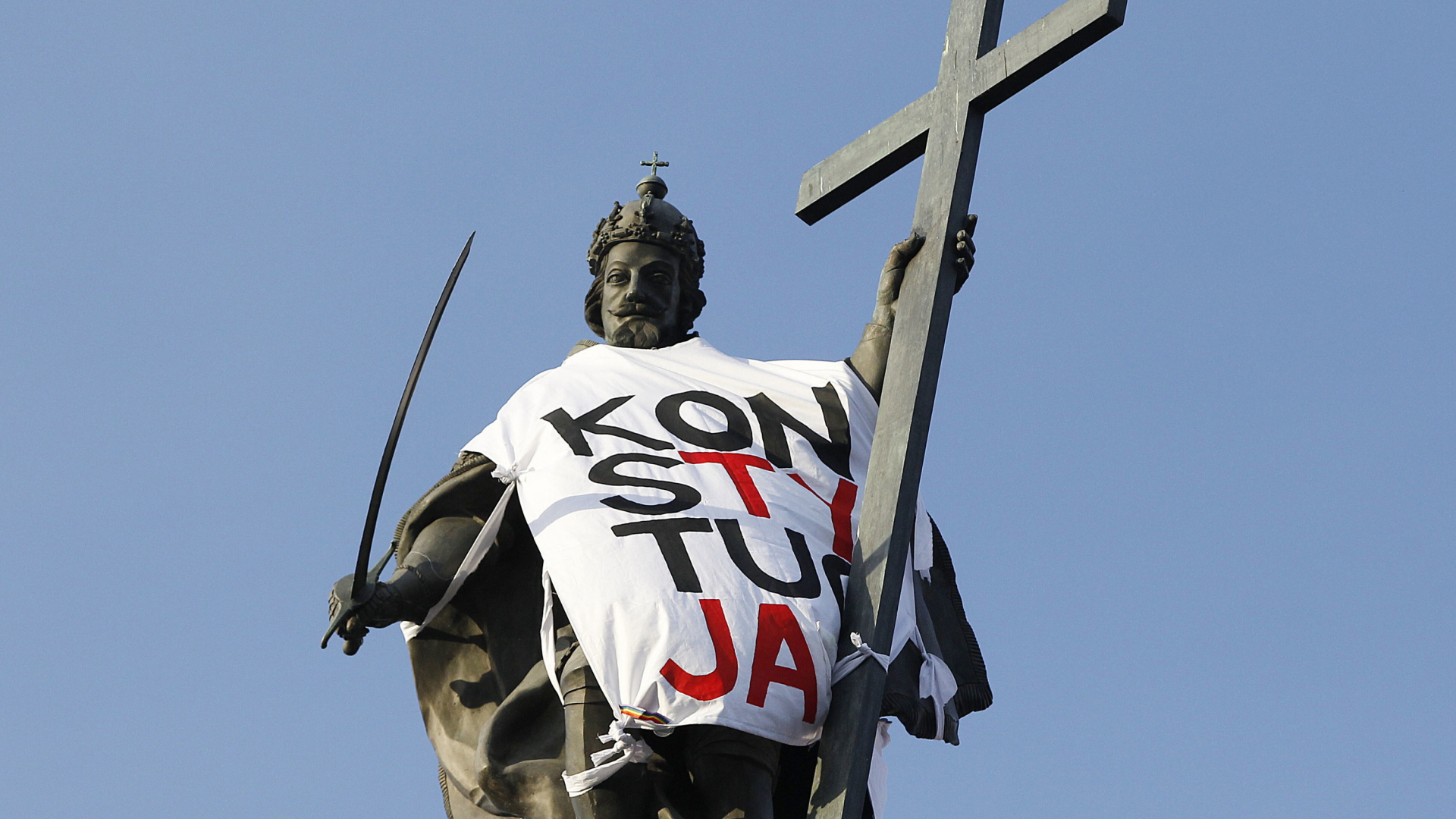 Der Statue von König Sigismund III. in Warschau wurde von Demonstranten ein Tuch mit der Aufschrift "Verfassung" umgelegt - dem Stichwort, unter dem Polen gegen die Justizreform demonstrieren. | Bildquelle: dpa
