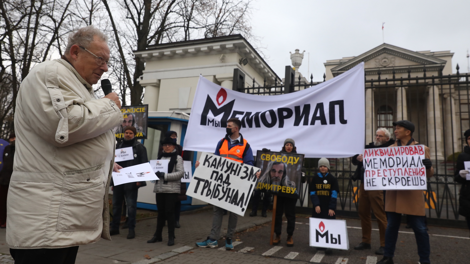  Adam Michnik, Chefredakteur der polnischen Zeitung "Gazeta Wyborcza", nimmt an einer Demonstration zur Verteidigung der Menschenrechtsorganisation Memorial vor der russischen Botschaft in Warschau teil. 