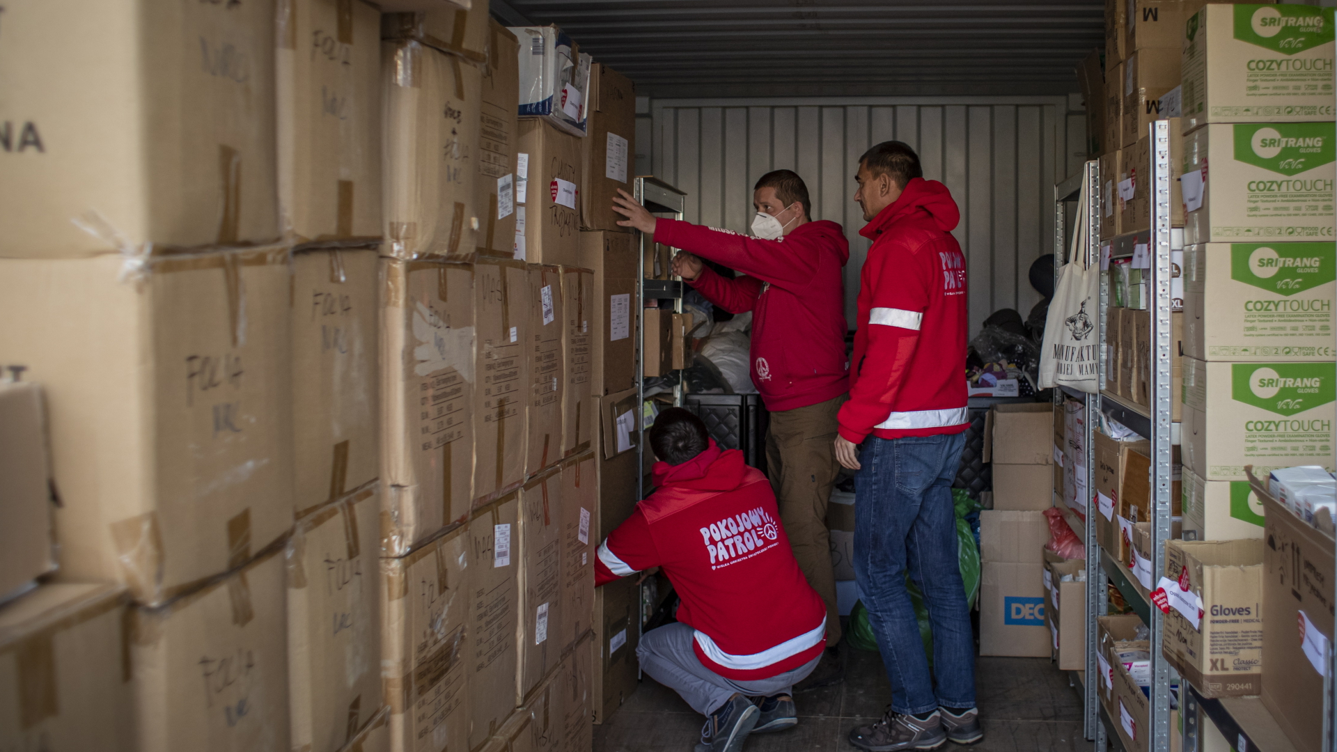 In einem Container in Michalowo (Polen) sind Hilfsgüter für die im Grenzstreifen zu Belarus gestrandeten Migranten gelagert | EPA