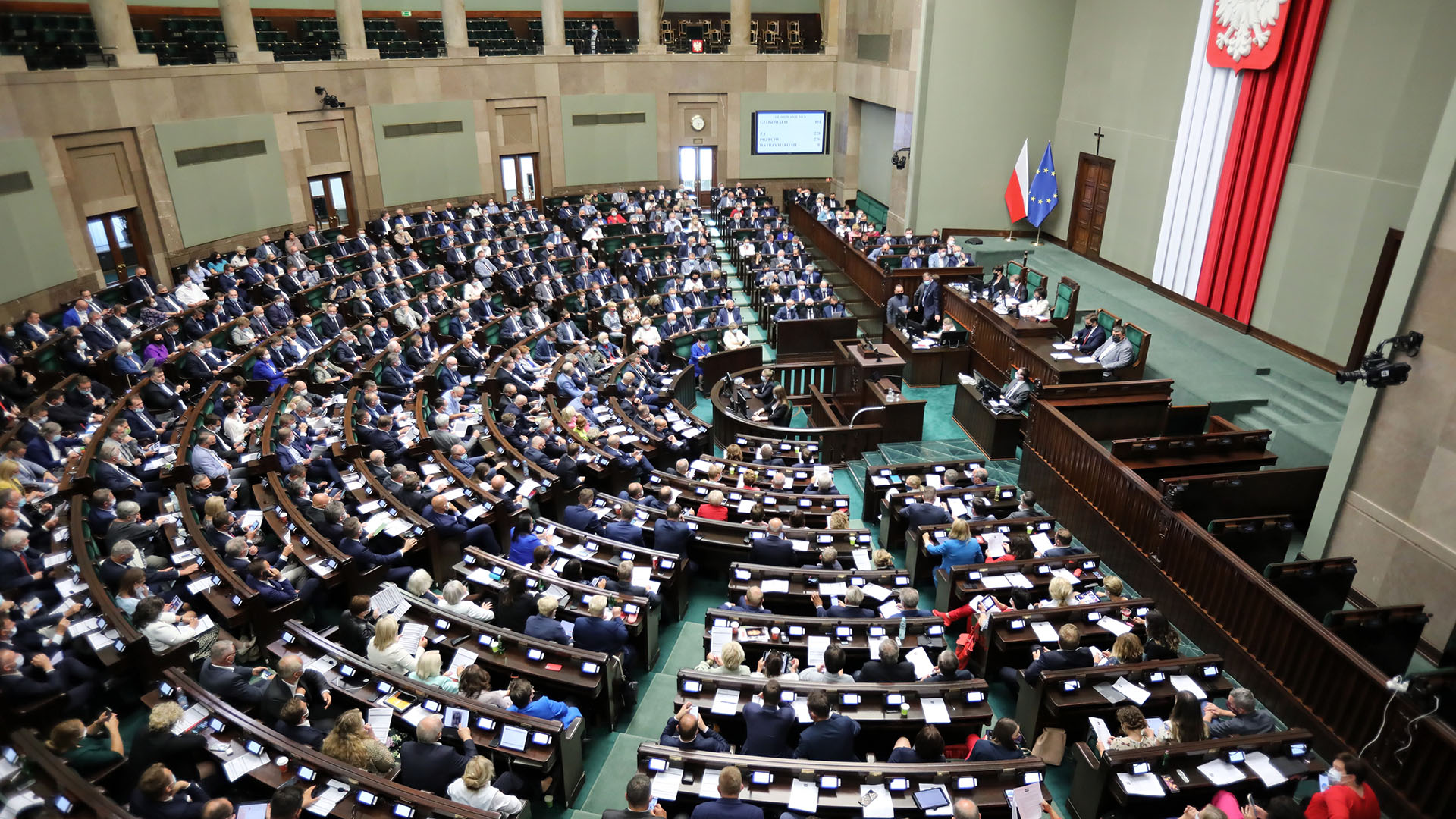 Polnische Abgeordnete nehmen an einer Parlamentsdebatte im Unterhaus teil.  | picture alliance/dpa/PAP