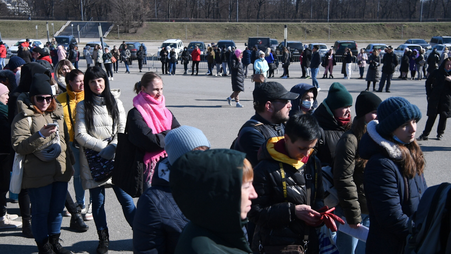 Menschen, die aus der Ukraine geflohen sind, stehen am Nationalstadion in Warschau (Polen) an, um registriert zu werden. | EPA