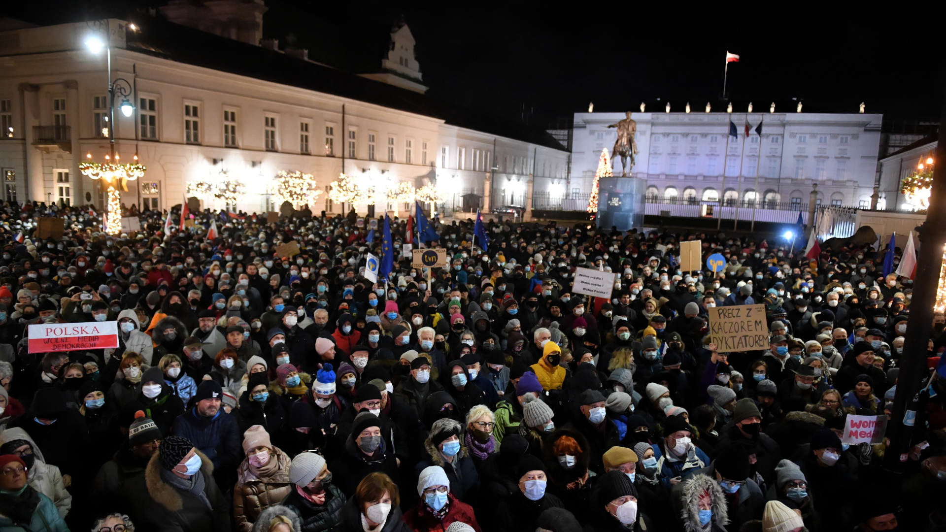 Dziesiątki tysięcy na ulicach: Polacy demonstrują przeciwko nowemu prawu nadawczemu