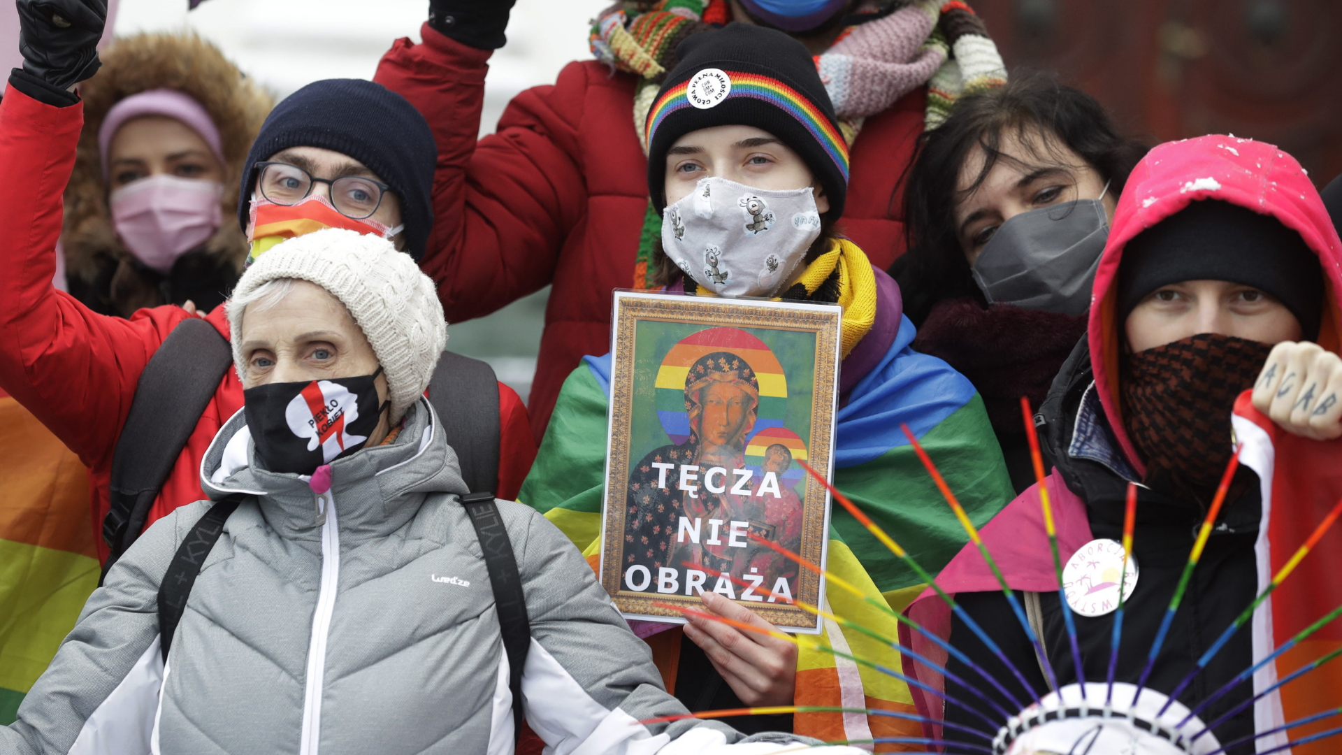Eine Unterstützergruppe der angeklagten Elzbieta P. zeigt die von ihr gestaltete Madonna - und der Botschaft: "Ein Regenbogen ist keine Beleidigung". | AP