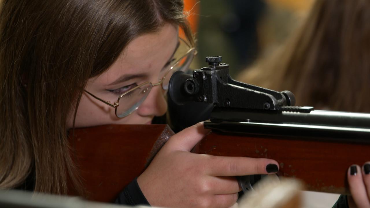 Schülerin Nikola aus Łódź zielt mit der Waffe. | ARD-Studio Warschau