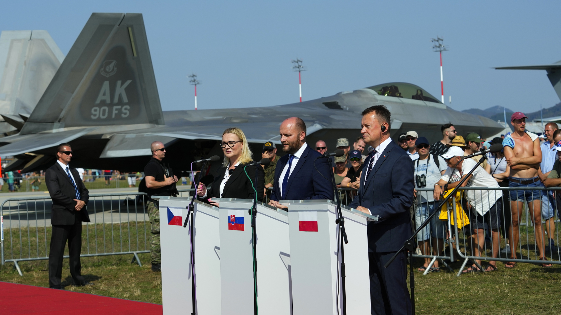 Die Verteidigungsministerin von Tschechien (links) mit ihren Amtskollegen aus der Slowakei (Mitte) und aus Polen | dpa