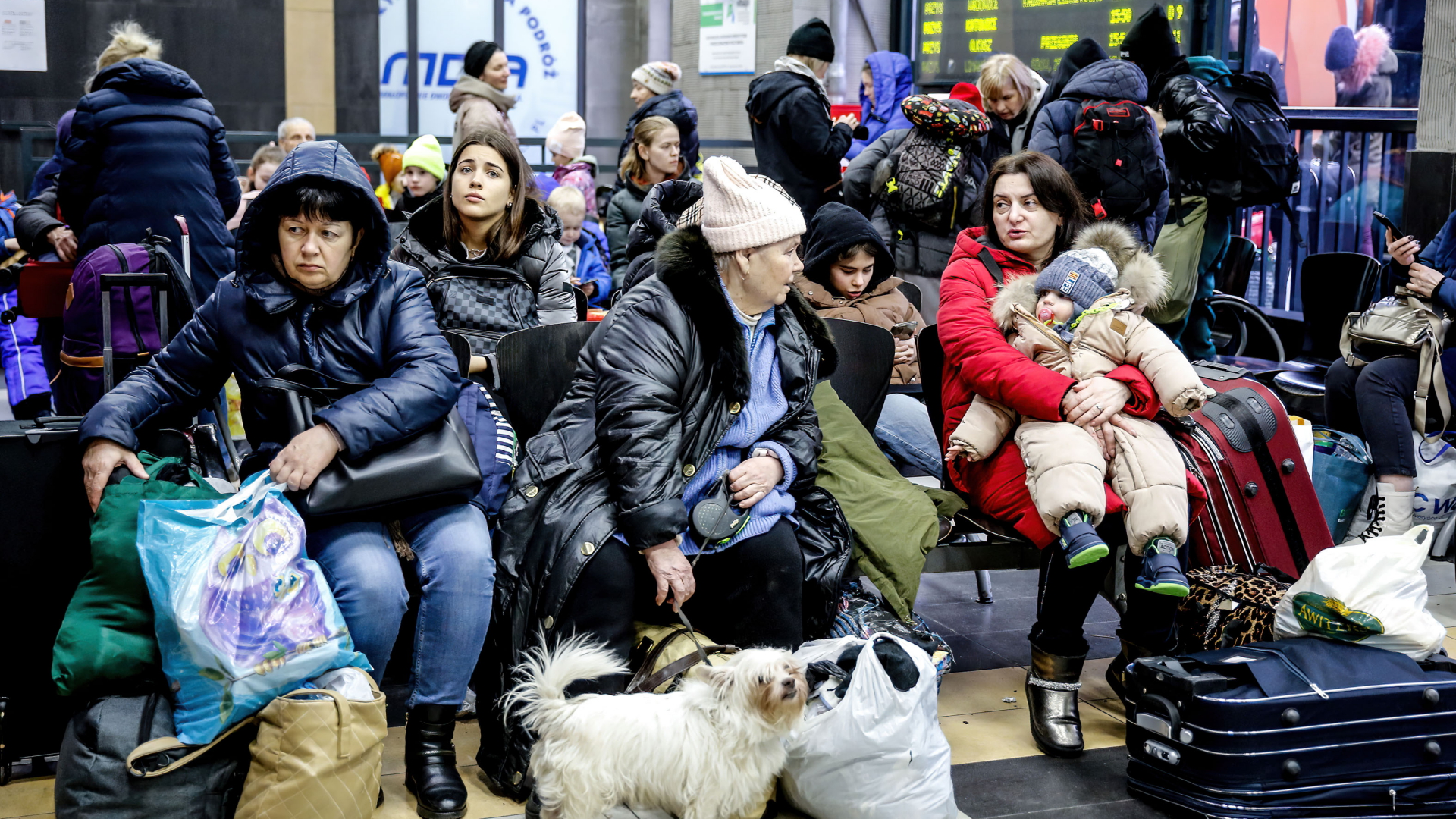 Ukrainische Flüchtlinge warten in einer Halle, nachdem sie am Hauptbahnhof in Krakau angekommen sind, da bereits mehr als eine Million Menschen aus der Ukraine nach Polen geflohen sind. | dpa