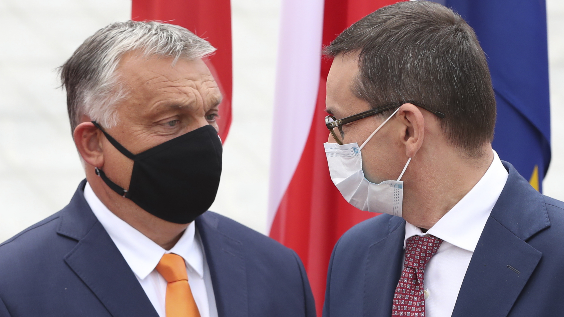 Mateusz Morawiecki, Premierminister von Polen, trägt einen Mundschutz und begrüßt Viktor Orban, Premierminister von Ungarn, ebenfalls mit Mundschutz, zum Treffen der Premierminister der Visegrad-Staaten. | dpa