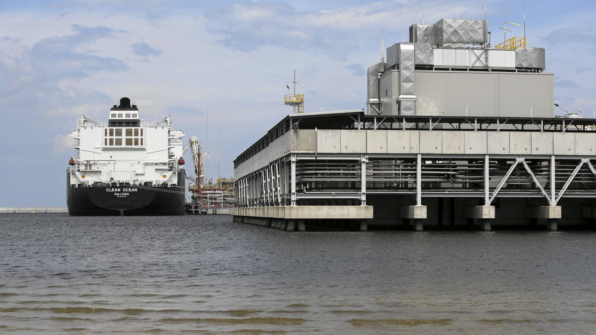 Erste Ladung mit Flüssiggas kommt im polnischen Hafen Swinoujsce an | REUTERS