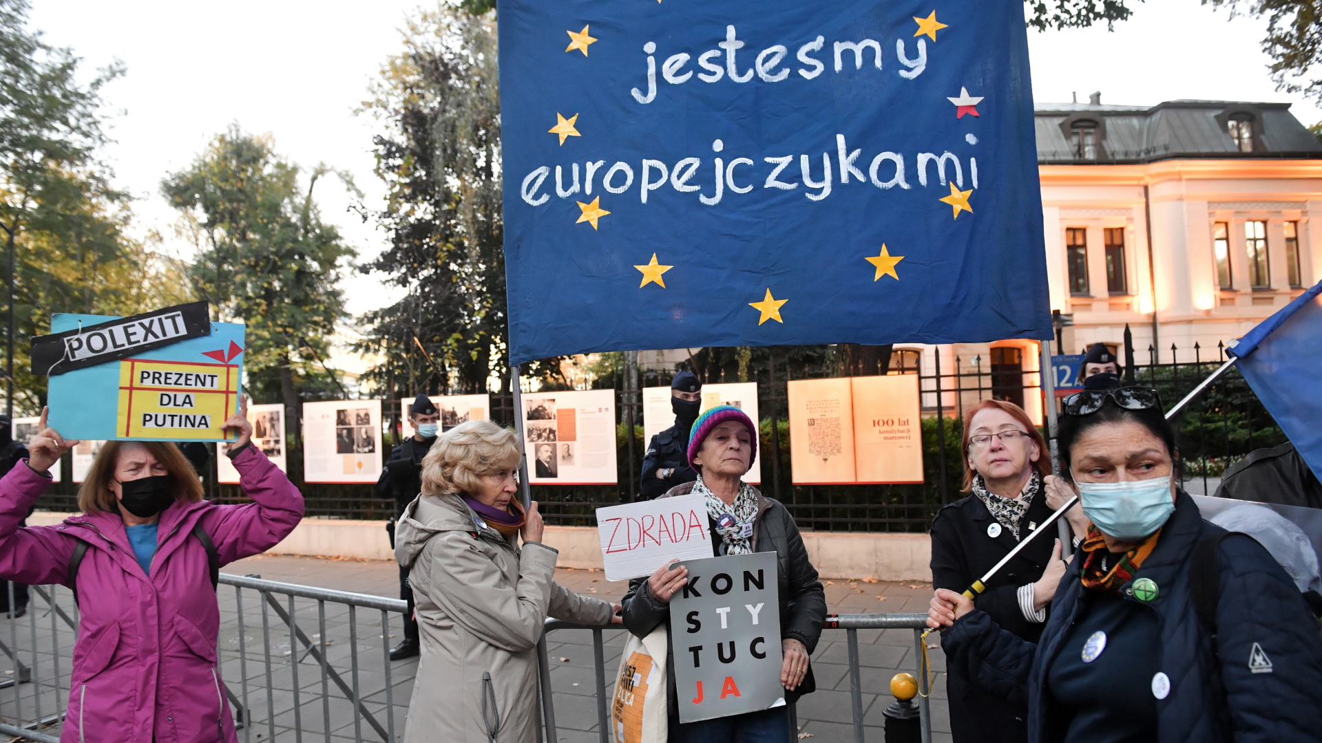 Eine Menschengruppe demonstriert vor dem Verfassungsgericht in Warschau | dpa