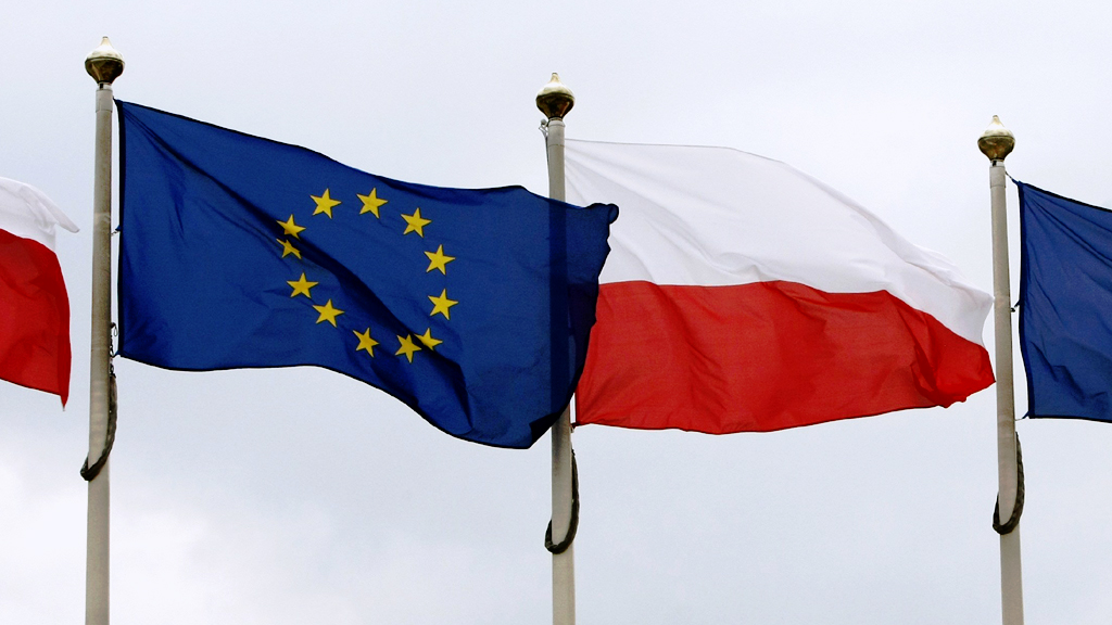 Flaggen der EU und Polens | Bildquelle: REUTERS