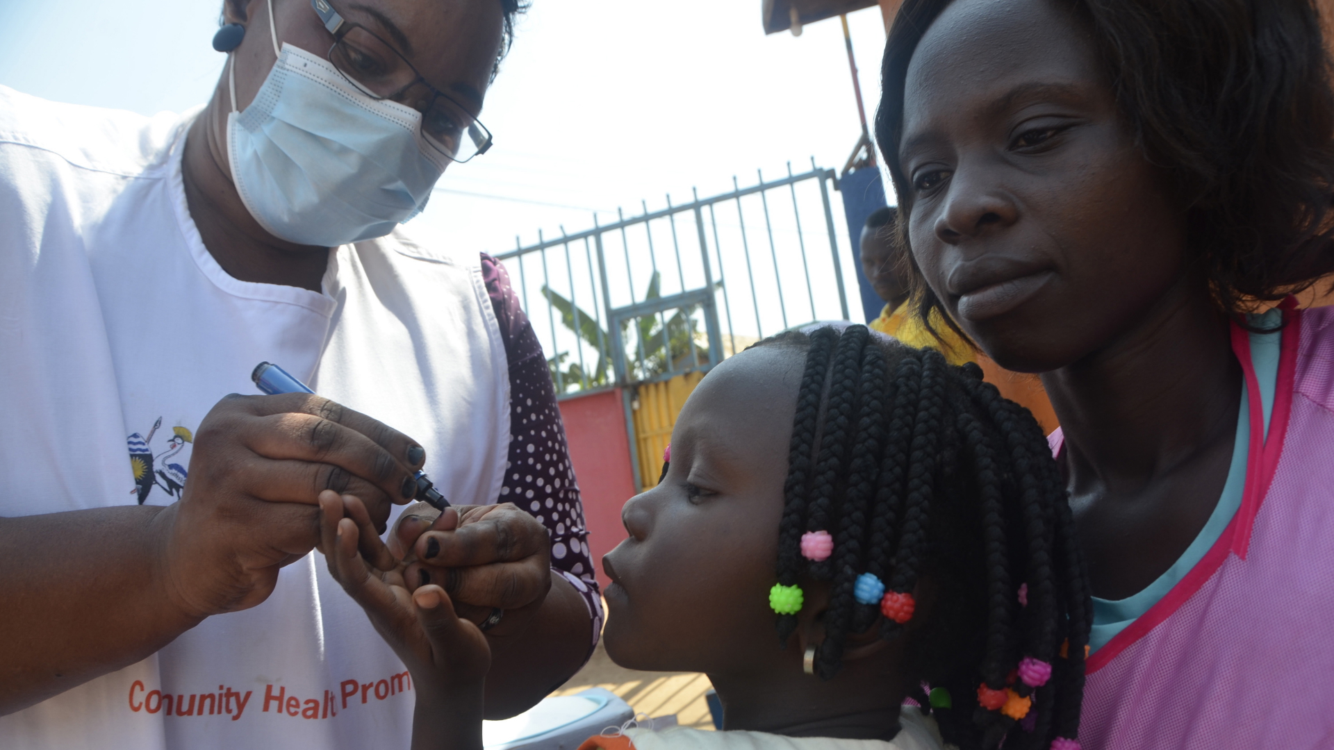 Der Finger eines Kindes wird markiert, nachdem es eine Impfung gegen Polio erhalten hat. | dpa