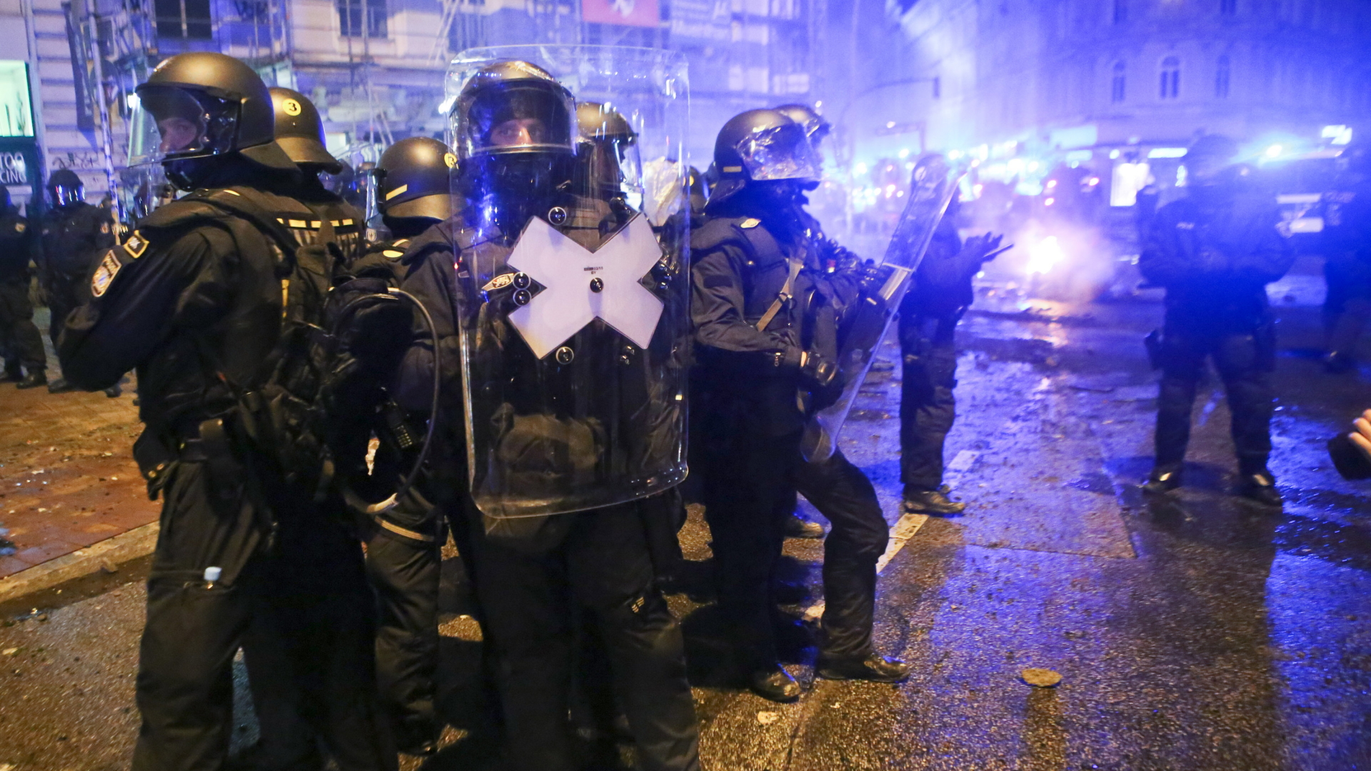 Polizisten während der Ausschreitungen im Hamburger Schanzenviertel | dpa