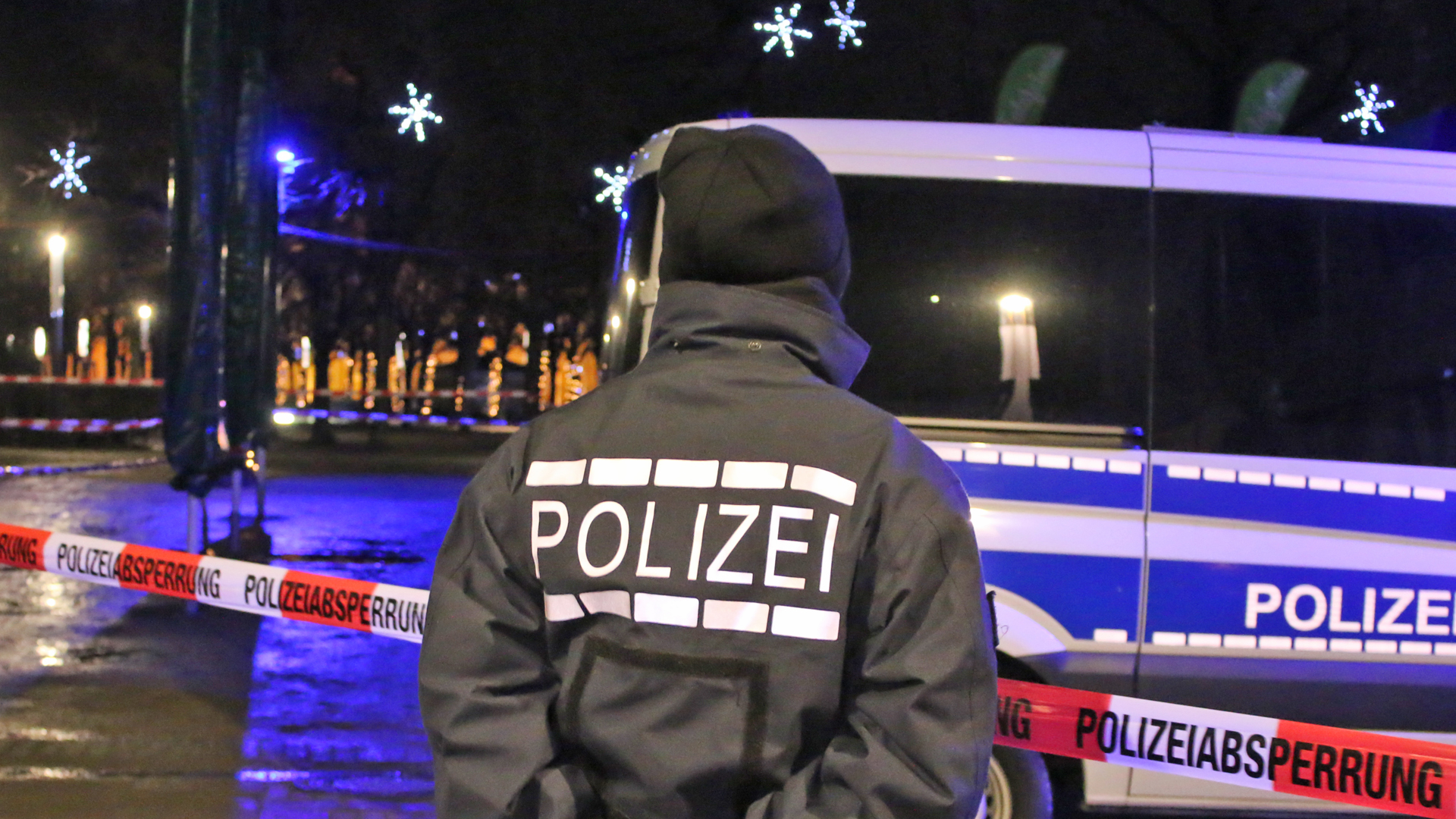 Polizist steht vor einer Absperrung auf dem Karlsruher Schlossplatz | Bildquelle: picture alliance / Thomas Riedel