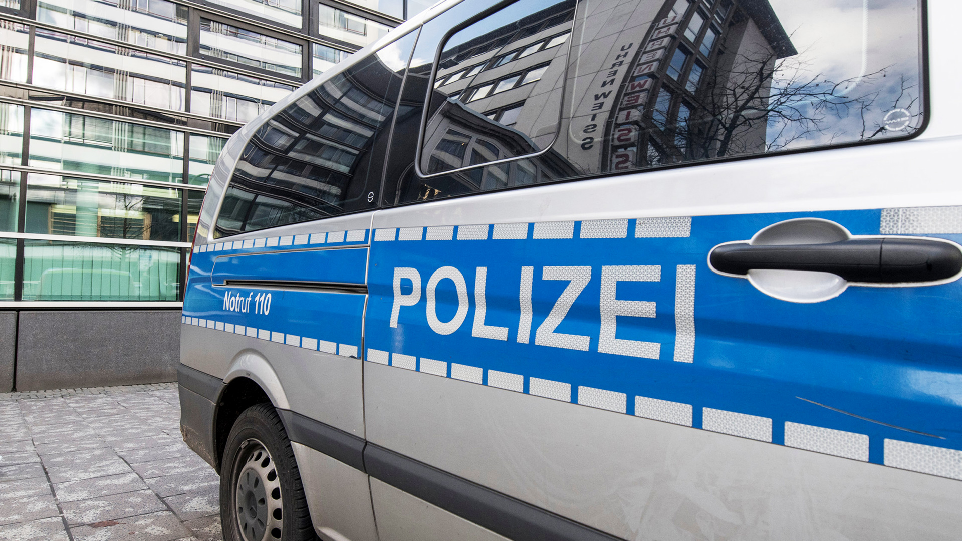 Frankfurt/Main: Ein Polizeifahrzeug steht vor dem 1. Polizeirevier auf der Zeil | dpa