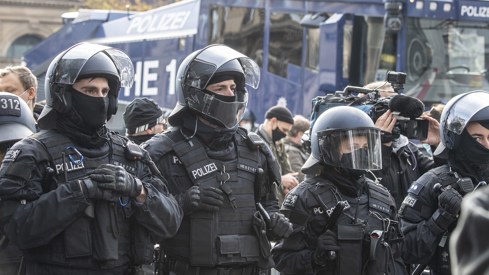 Polizisten sichern die ''Querdenken''-Demonstration unter dem Motto ''Kein Lockdown für Bembeltown!'' in der Innenstadt. | dpa