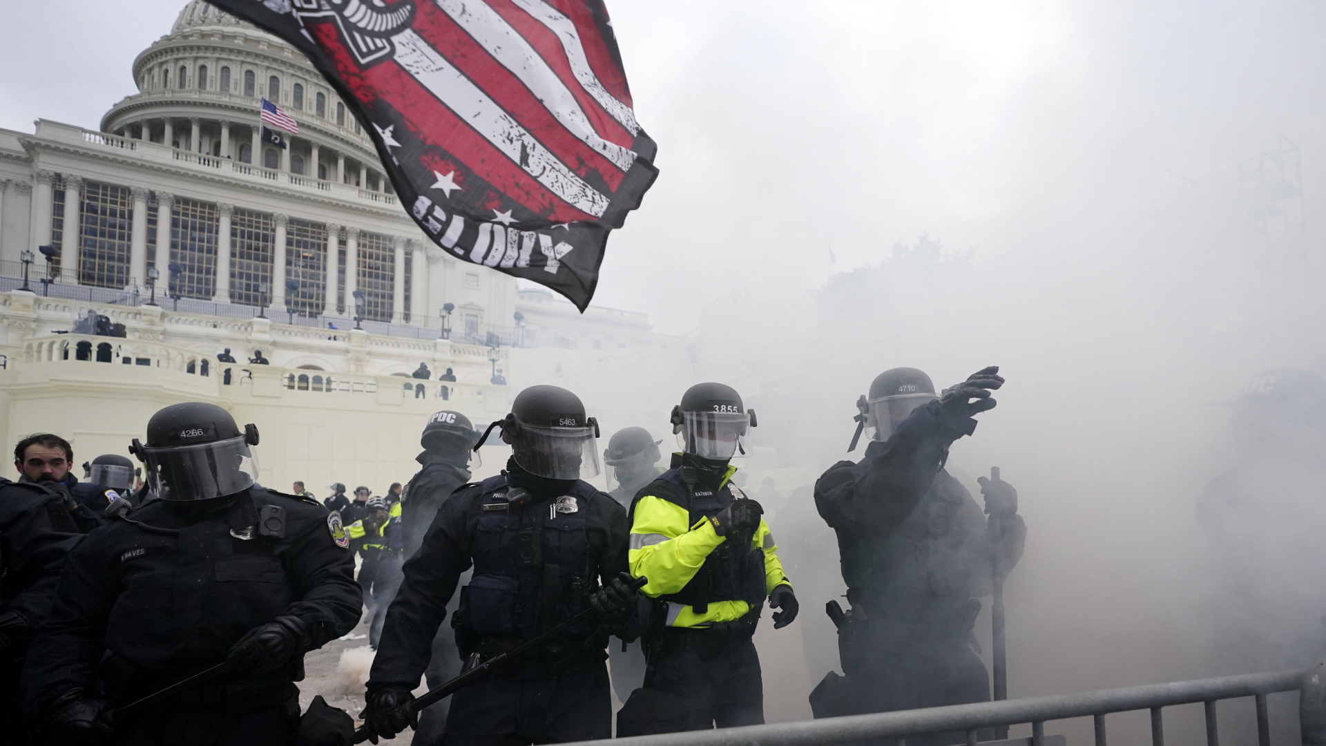 Polizisten versuchen angesichts der Ausschreitungen am 6. Januar, das Kapitol in Washington zu sichern | AP
