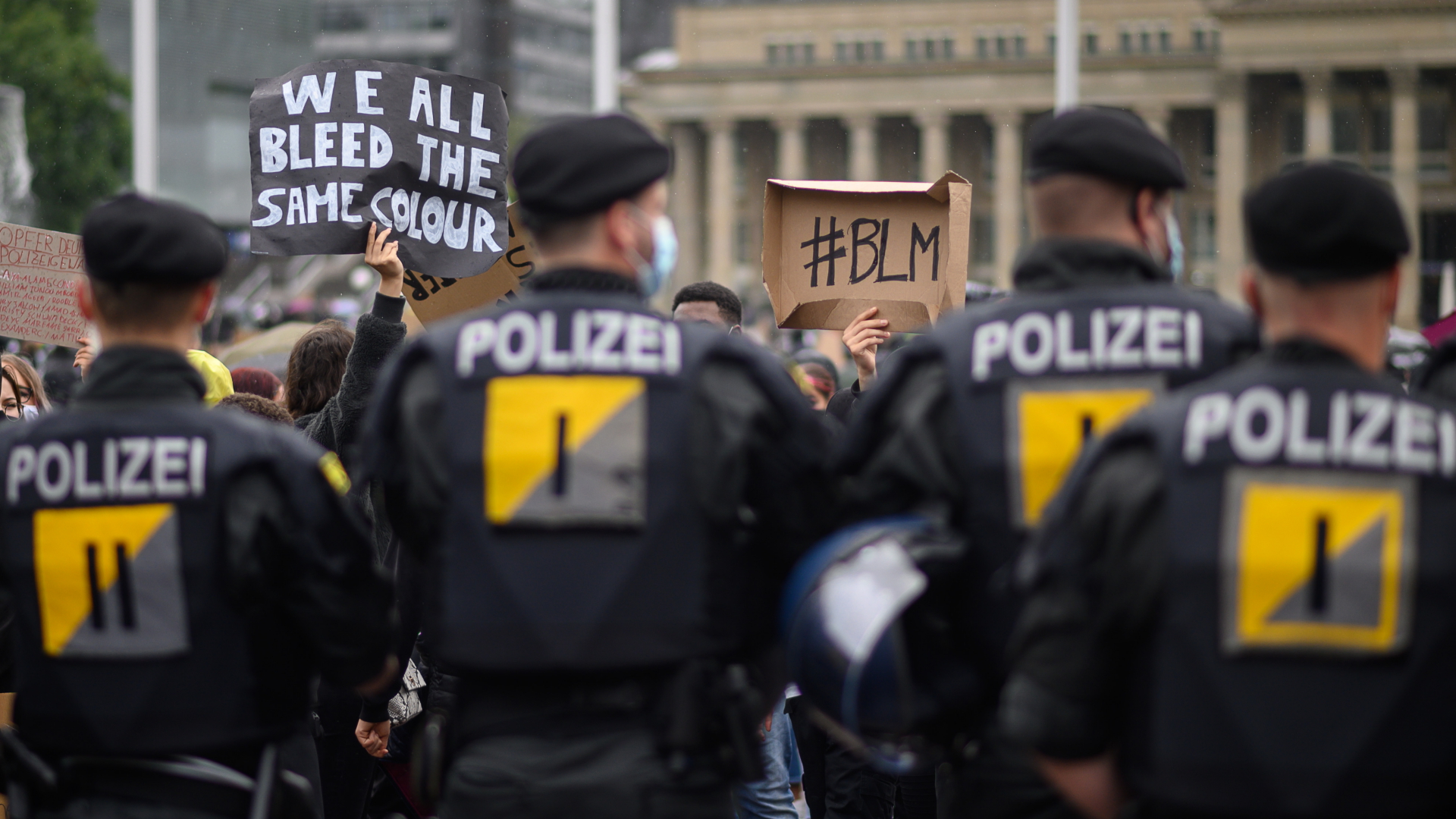 Polizisten bei einer Demo gegen Rassismus | dpa