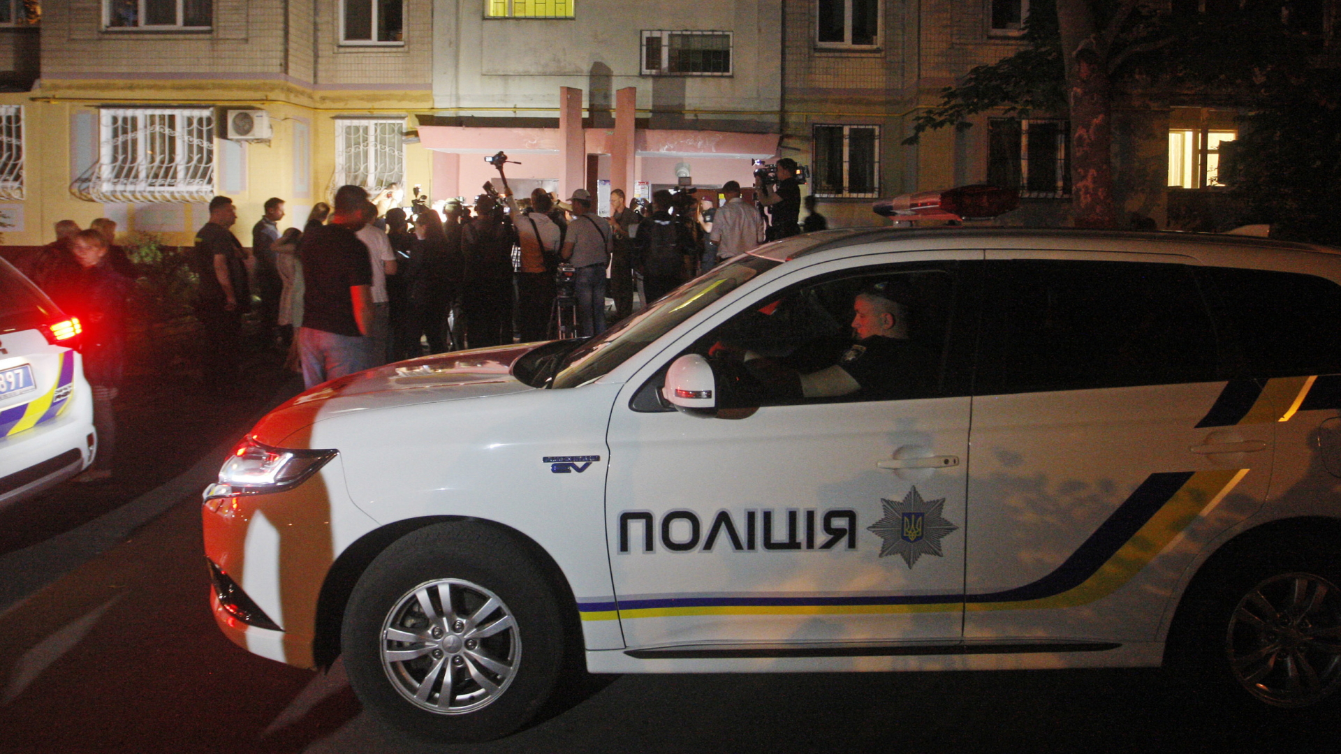 Polizei und Reporter vor dem Wohnhaus von Babtschenko