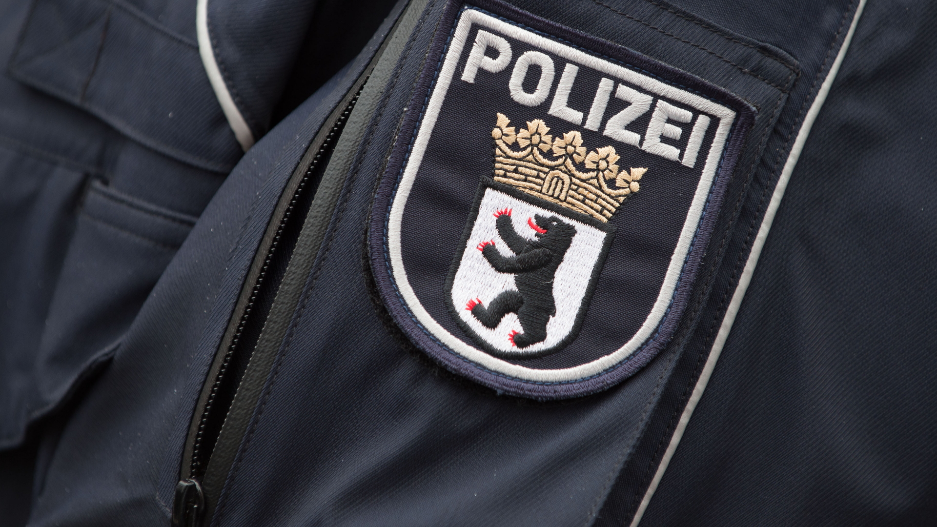 Das Wappen der Berliner Polizei an einer Polizeijacke. | dpa