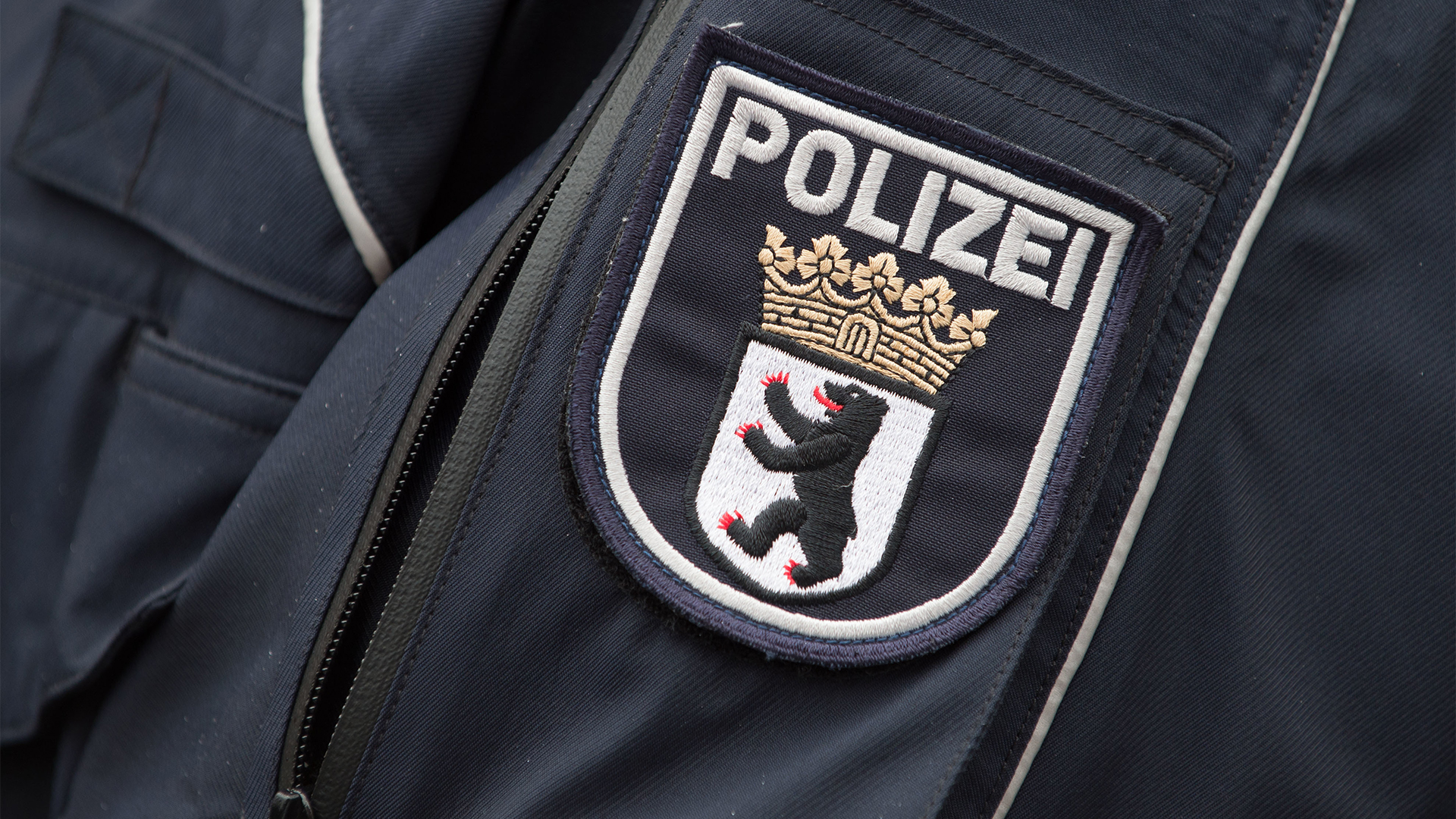 Das Wappen der Berliner Polizei an einer Polizeijacke | picture alliance/dpa