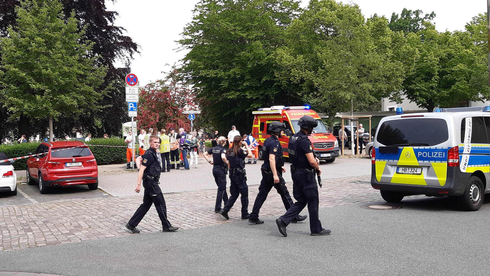 Polizei- und Rettungseinsatz vor einer Schule in Bremerhaven. | Radio Bremen