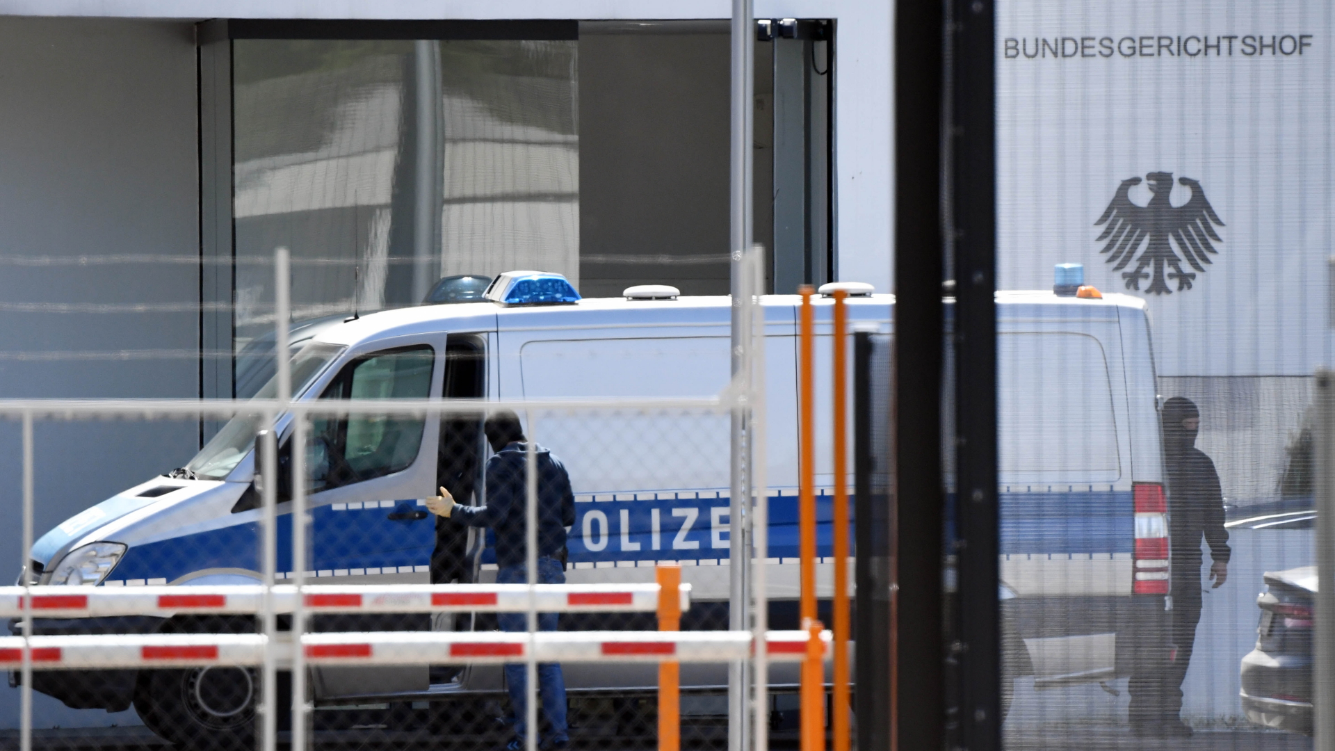 Polizeibus vor Bundesgerichtshof in Karlsruhe