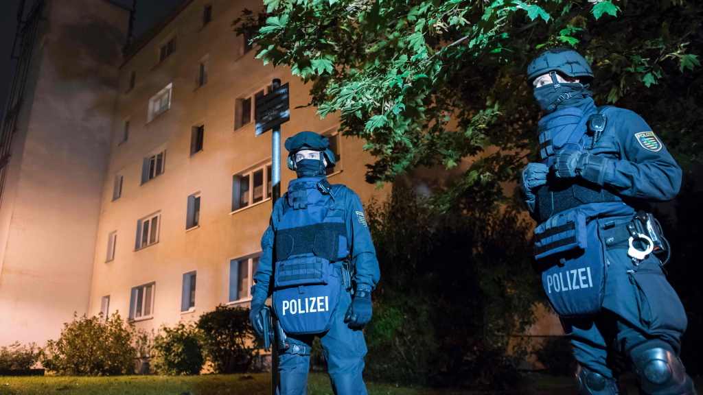 Zwei Polizisten bei der Festnahme des Terrorverdächtigen Al-Bakr in Chemnitz