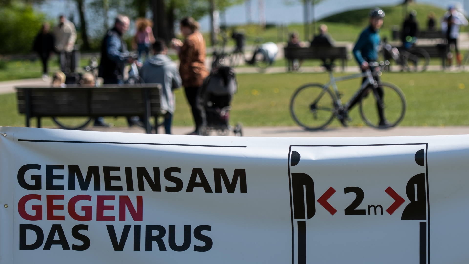 Ein Banner mit der Aufschrift "Gemeinsam gegen den Virus" am Möhnesee in Nordrhein-Westfalen. | dpa