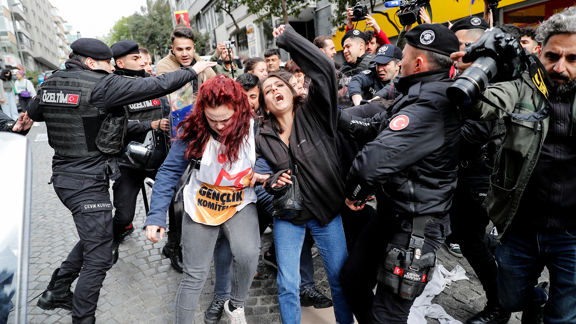 Polizei und Demonstranten in Istanbul | REUTERS