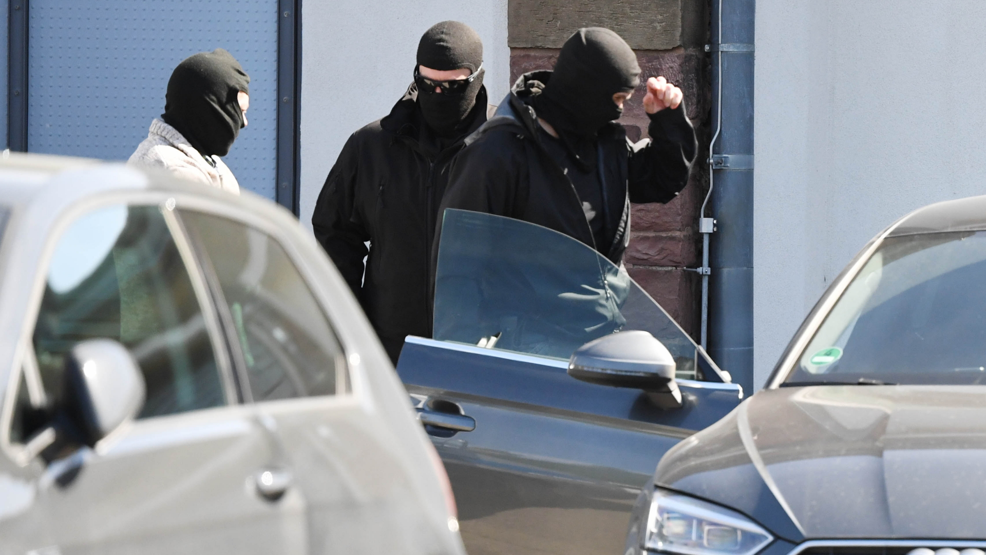 An einer Polizeidienststelle halten sich maskierte Polizisten auf. | dpa
