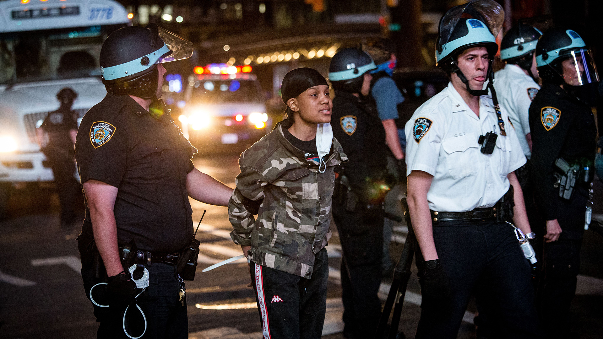 Polizisten nehmen in New York während einer Demo Teilnehmer fest | ALBA VIGARAY/EPA-EFE/Shutterstoc