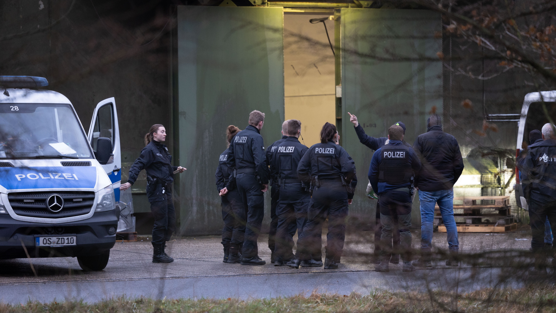Polizisten stehen vor einer Bunkeranlage in Bad Bentheim, Niedersachsen.  | dpa