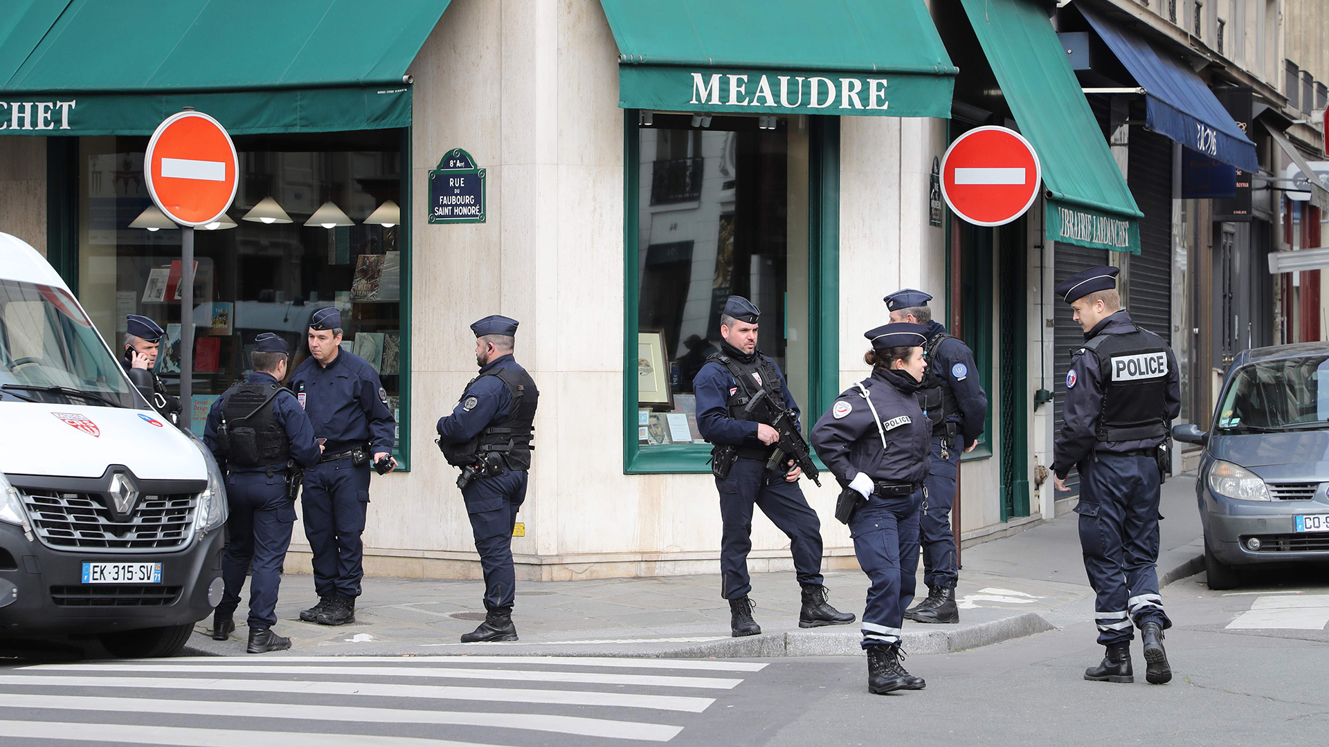 Polizisten stehen in Paris auf einer Straße | AFP