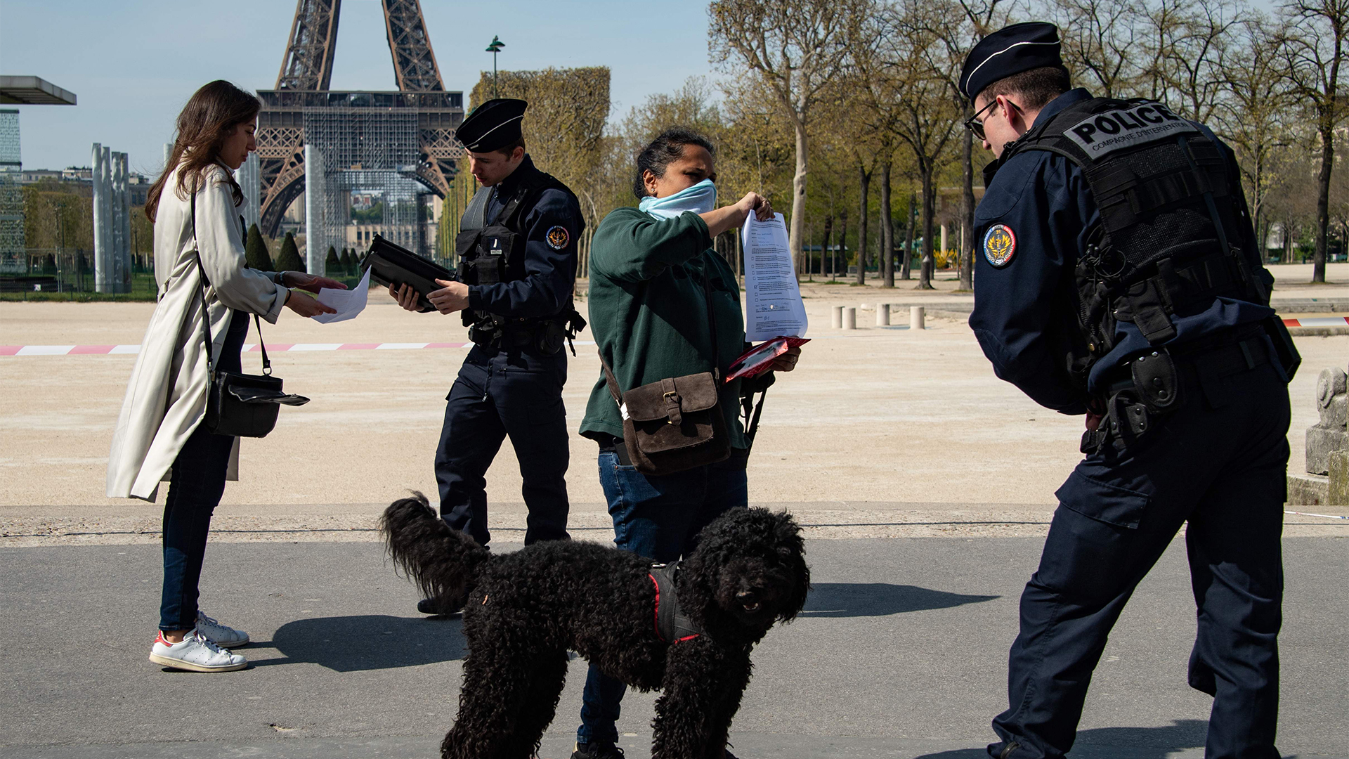 Polizisten kontrollieren die Genehmigungen von Passanten in der Nähe des Eiffelturms. (Archivbild) | dpa