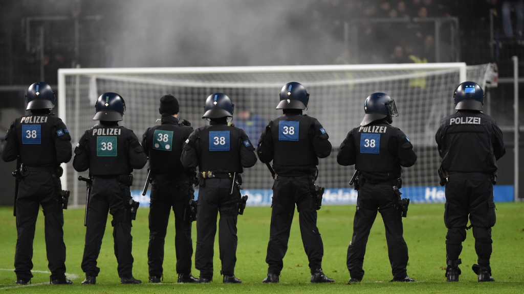 Polizisten beim Hinspiel in Frankfurt