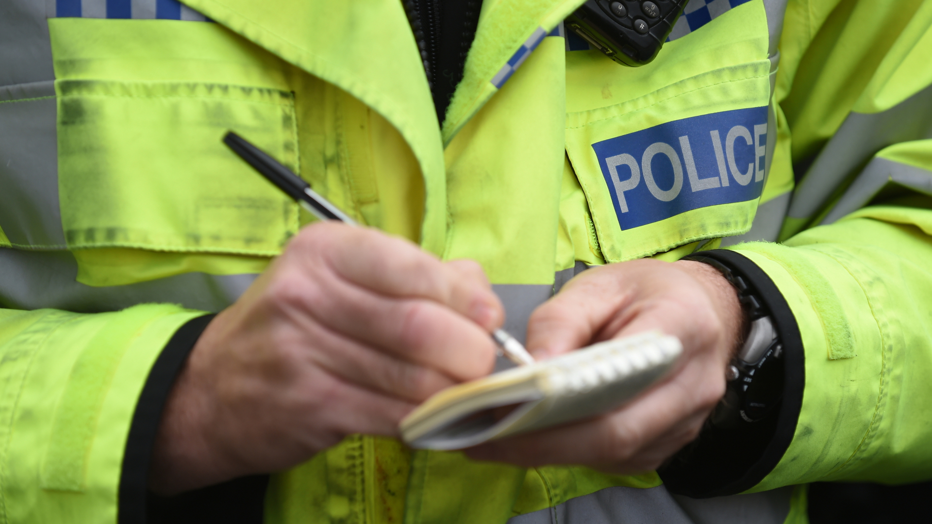 Ein britischer Polizist macht Notizen (undatierte Aufnahme)