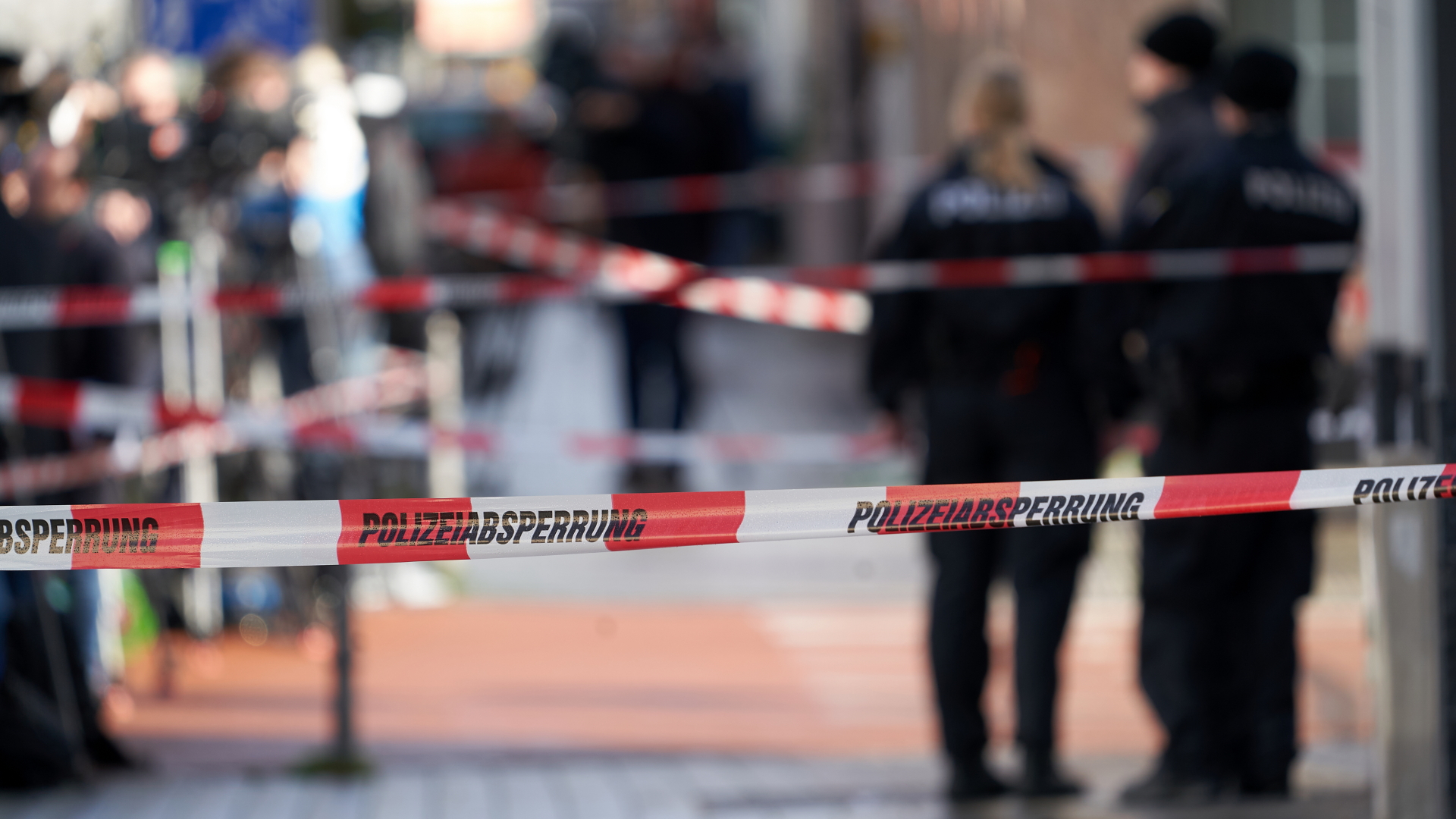 Polizeiabsperrungen sind am am Hanauer Heumarkt zu sehen, wo mehrere Menschen ums Leben gekommen waren. | dpa