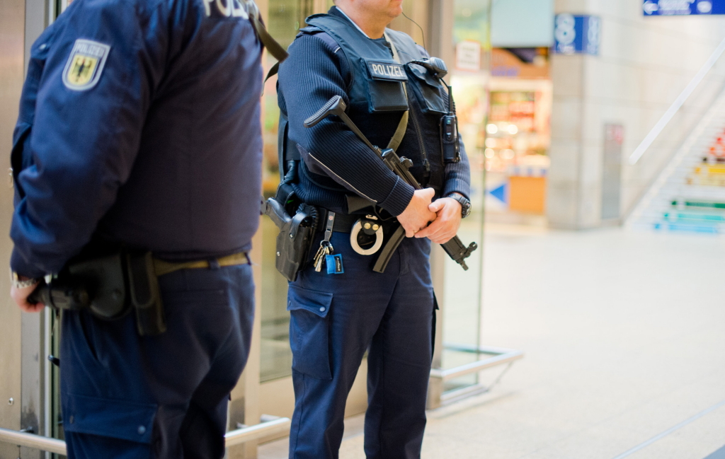 Schwer bewaffnete Polizisten versuchen im Vorfeld des Länderspiels in Hannover für Sicherheit zu sorgen. 