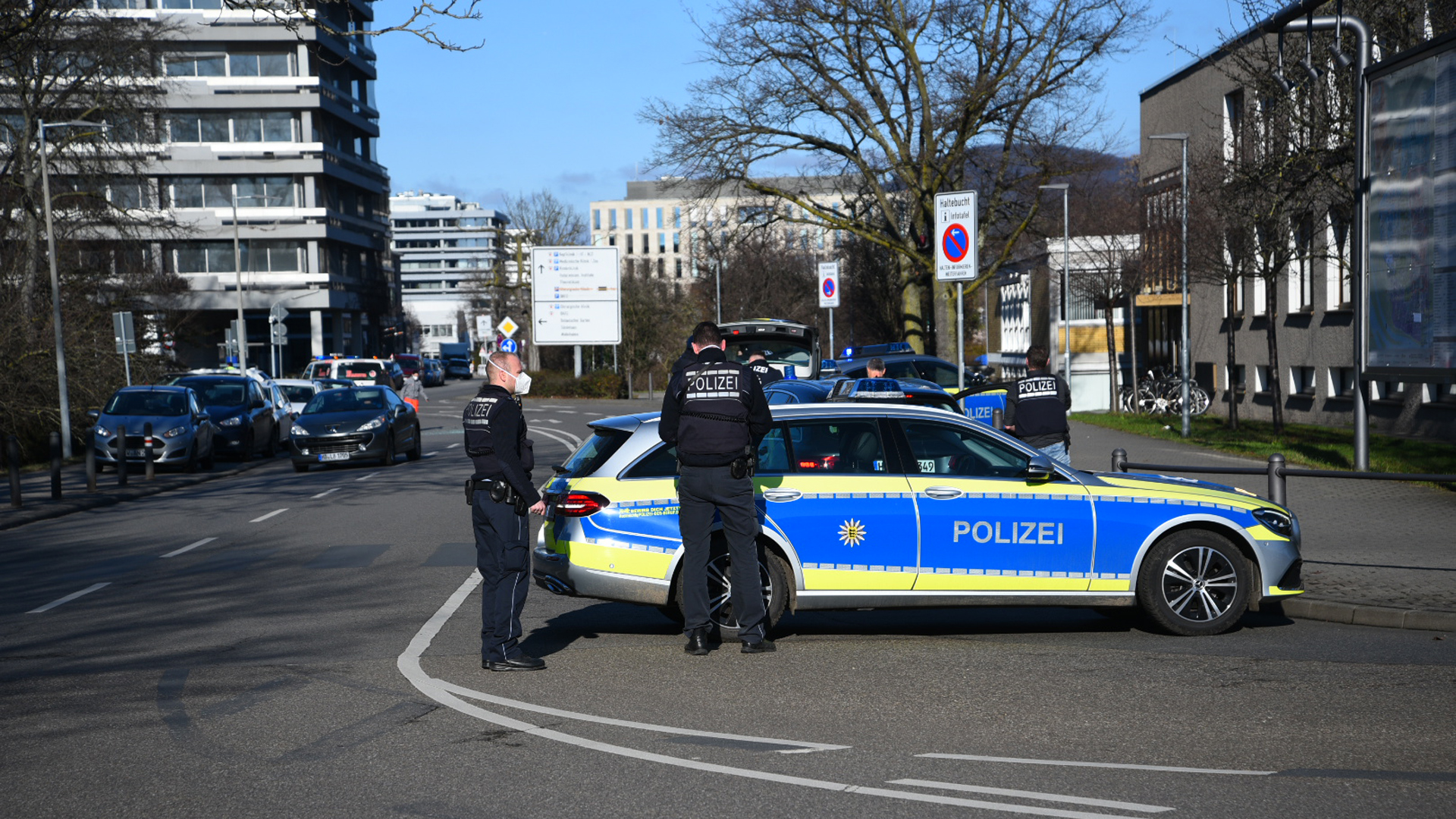 Fahrzeuge der Polizei stehen am Gelände der Heidelberger Universität. | dpa