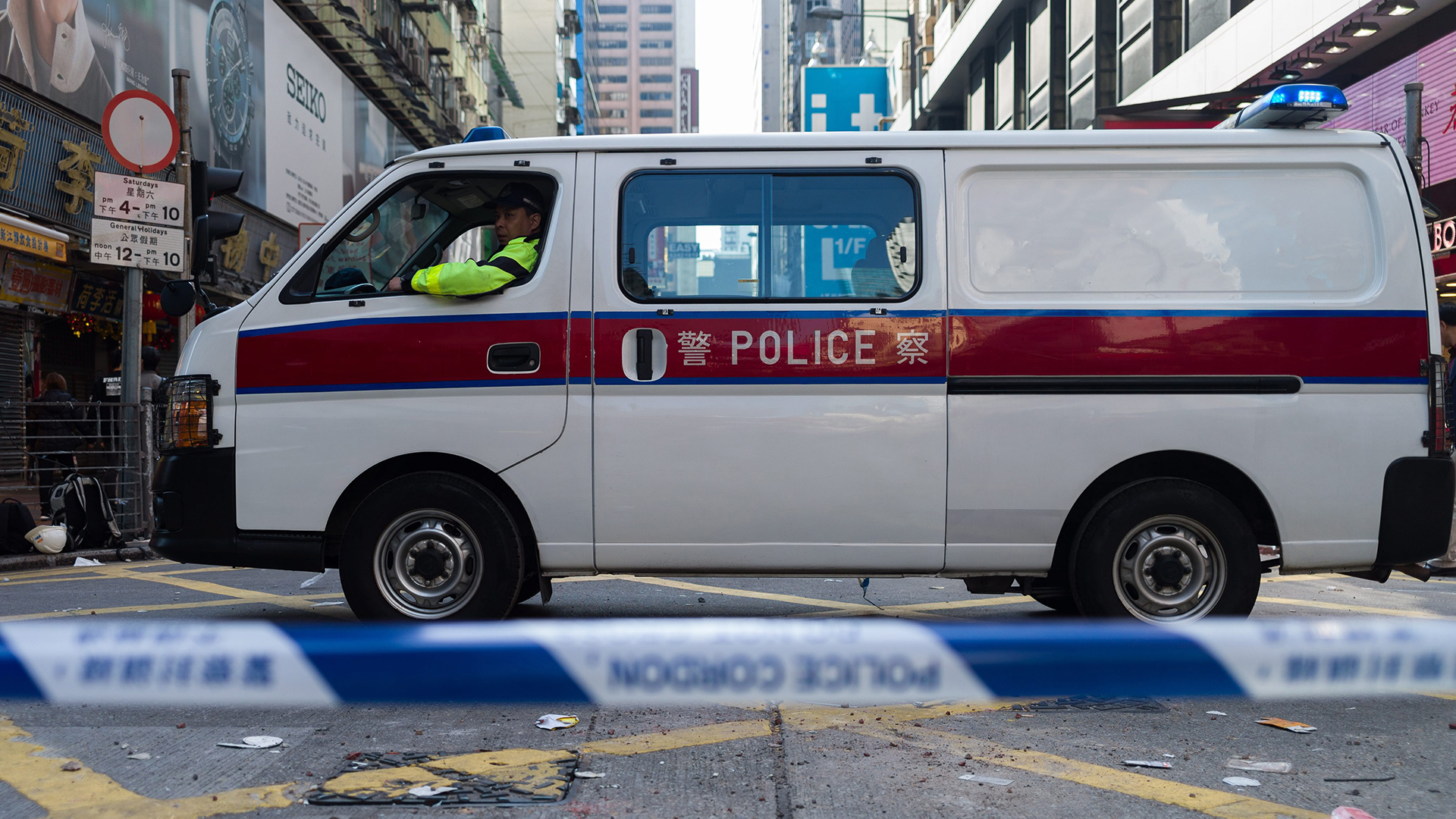 Polizeiauto steht hinter einer Absperrung in einem Viertel in Hongkong (Archivbild) | picture alliance / dpa