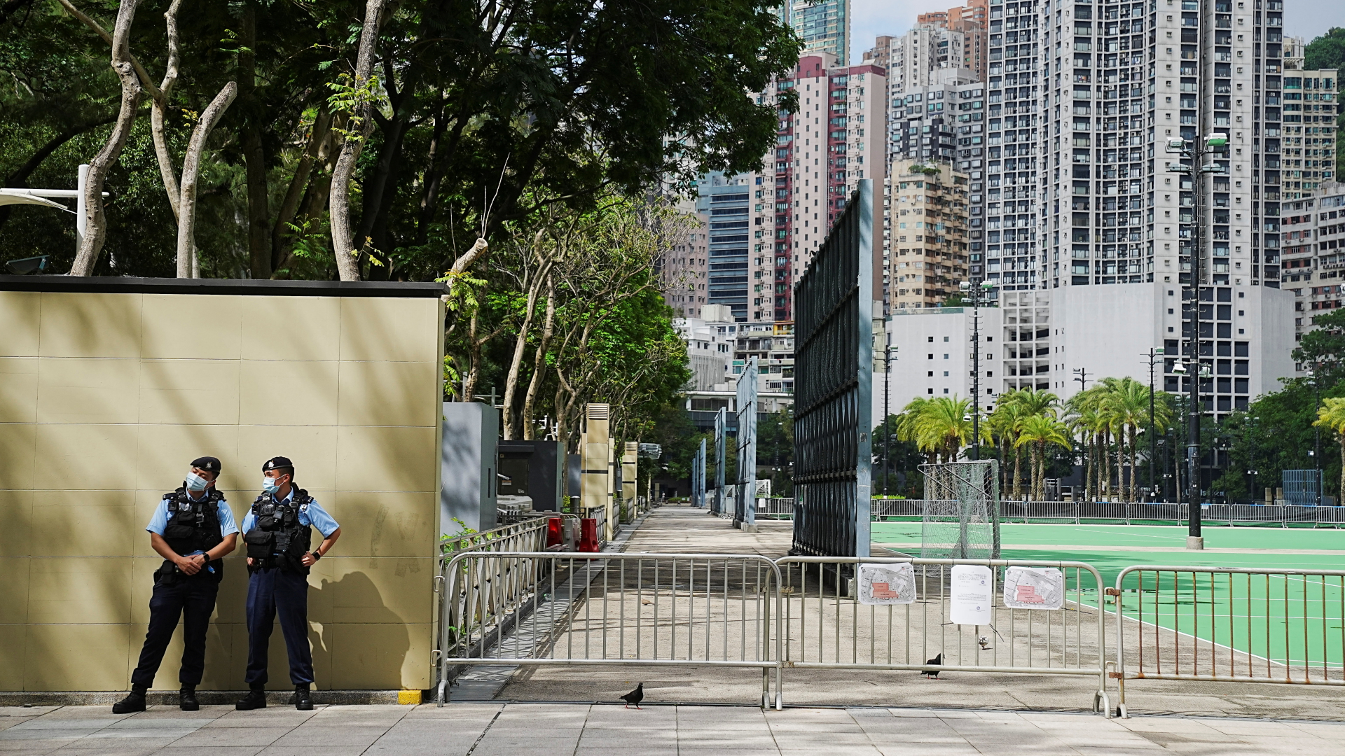 Polizisten am abgeriegelten Vicrotia-Park in Hongkong | REUTERS
