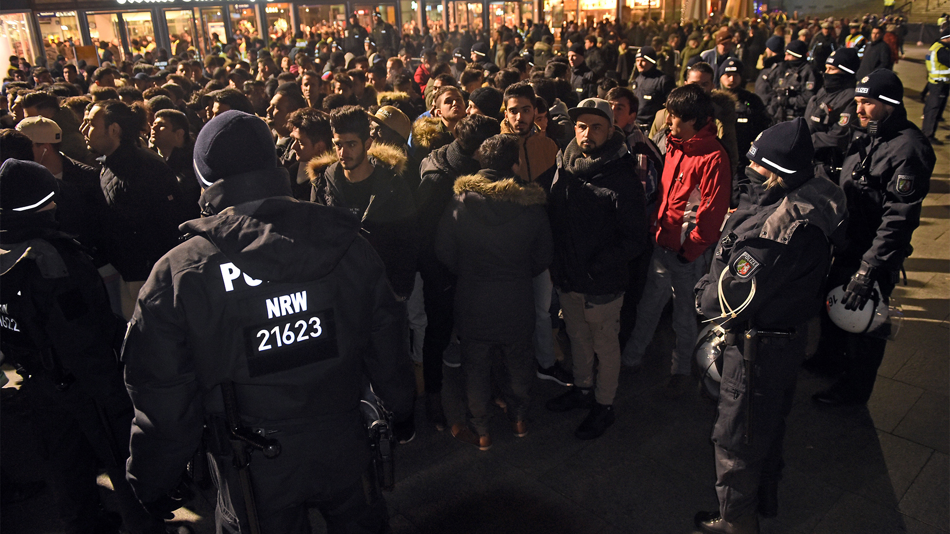 Polizisten kontrollieren vor dem Hauptbahnhof in Köln. | dpa